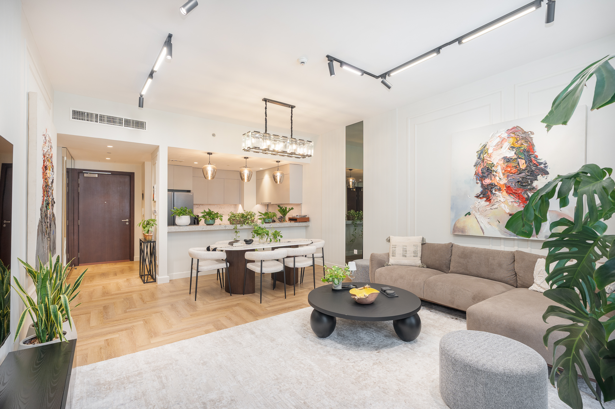 Upgraded Apartment Overlooking the Park