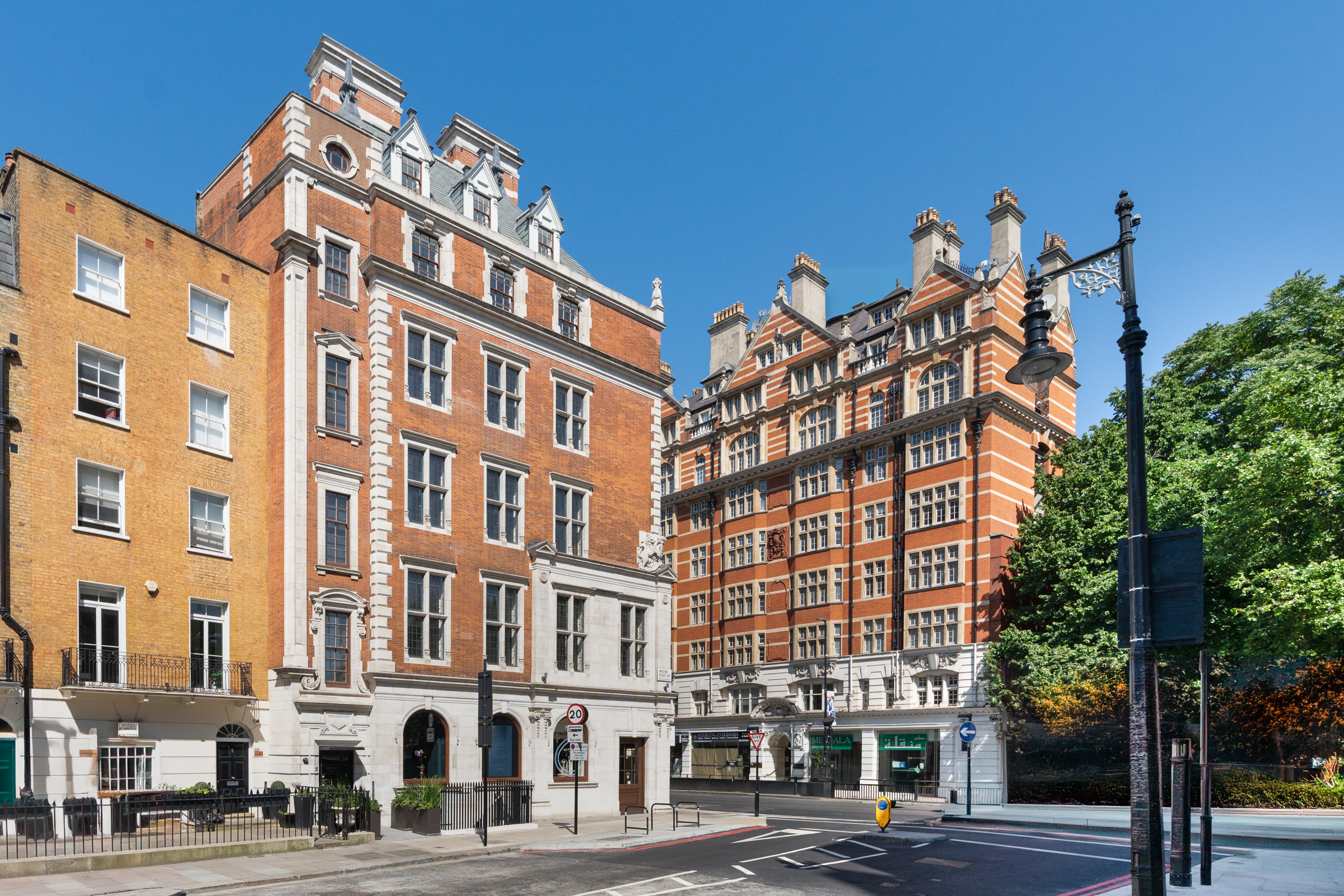 Wonderful three-bedroom apartment in Knightsbridge Gate