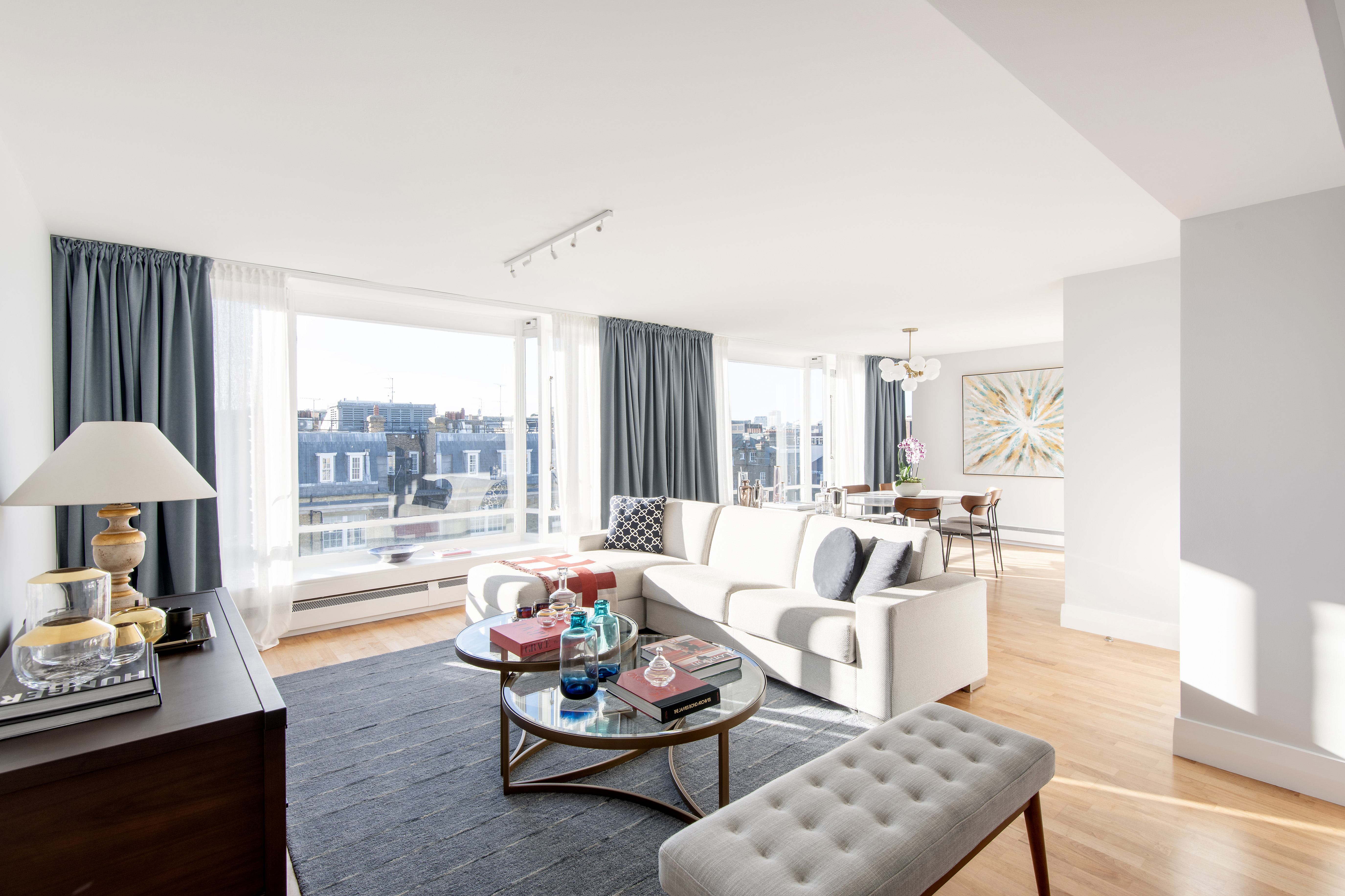 Elegant high-rise lateral apartment with breathtaking views