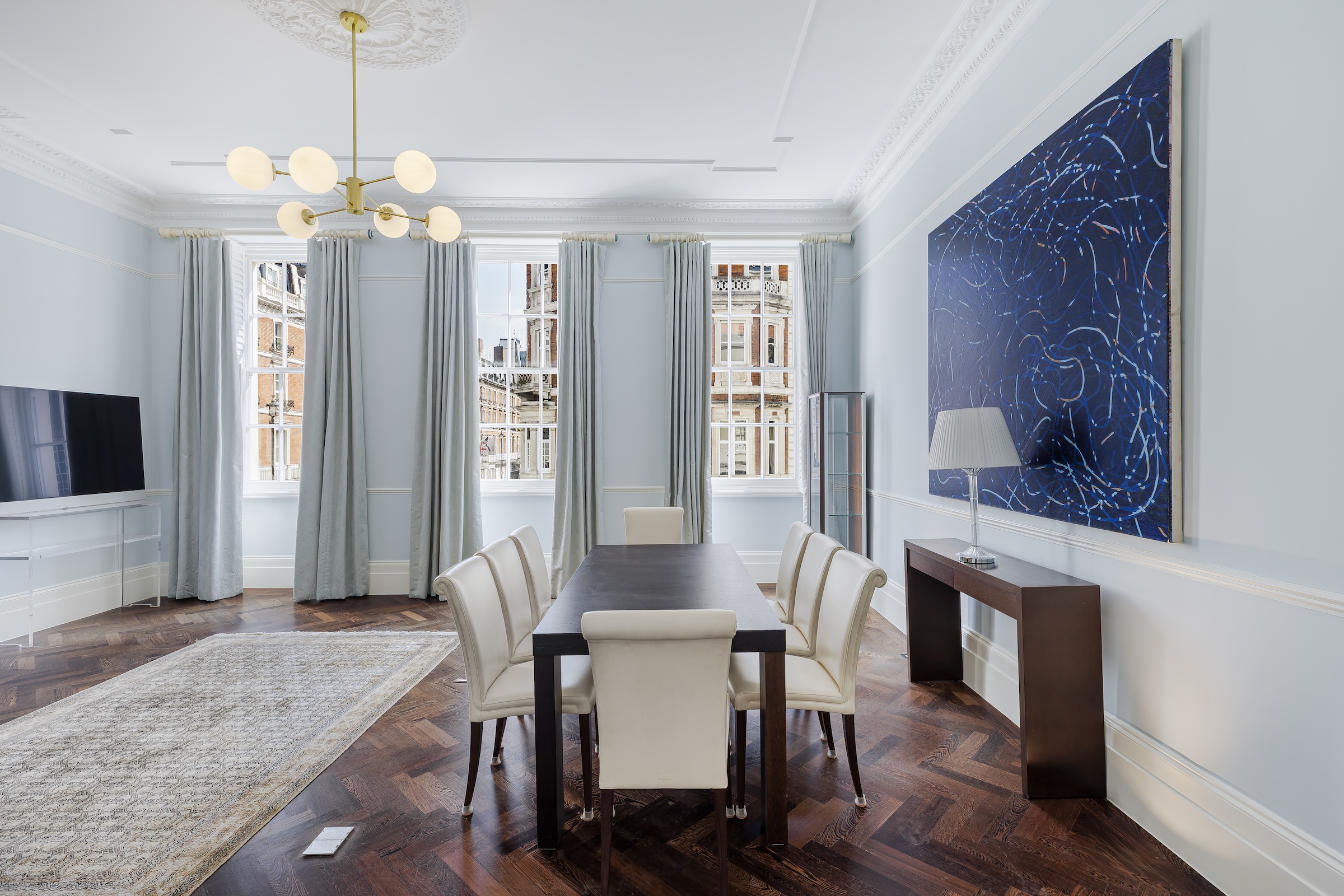 A recently renovated period apartment in the heart of Maryle