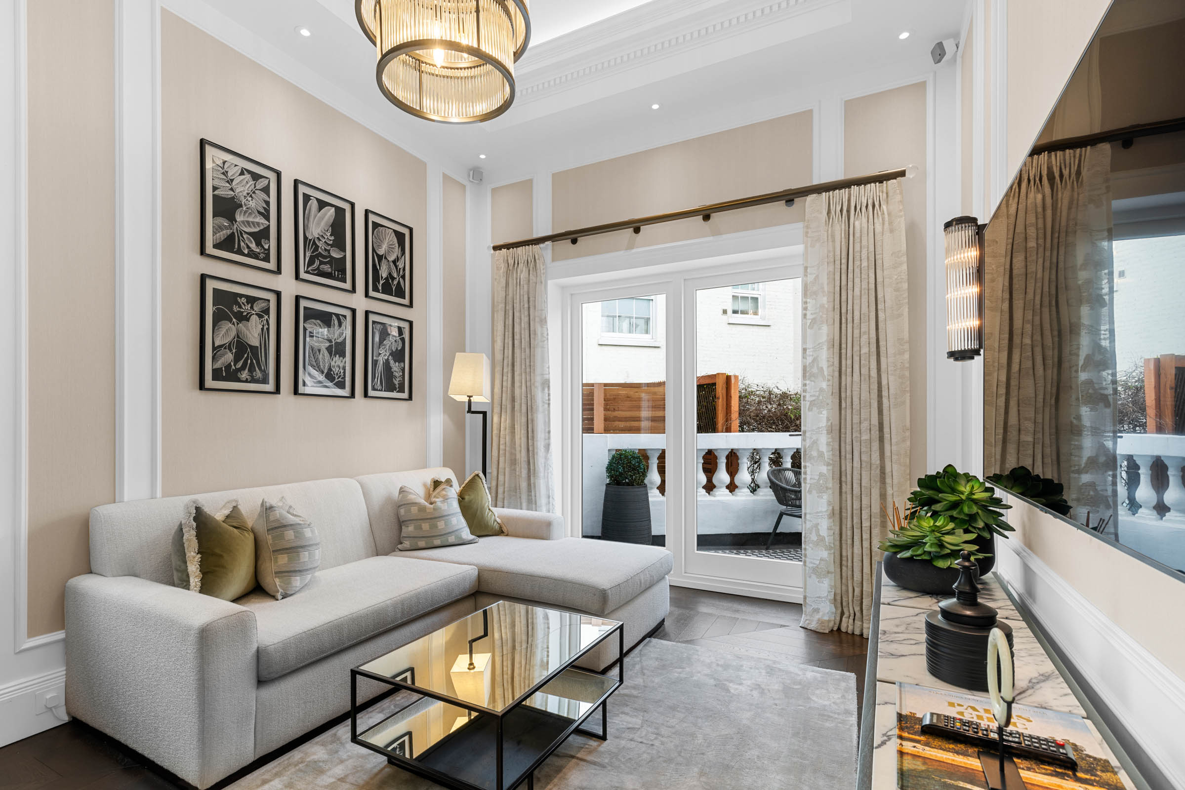 Sophisticated apartment moments away from Kensington Gardens