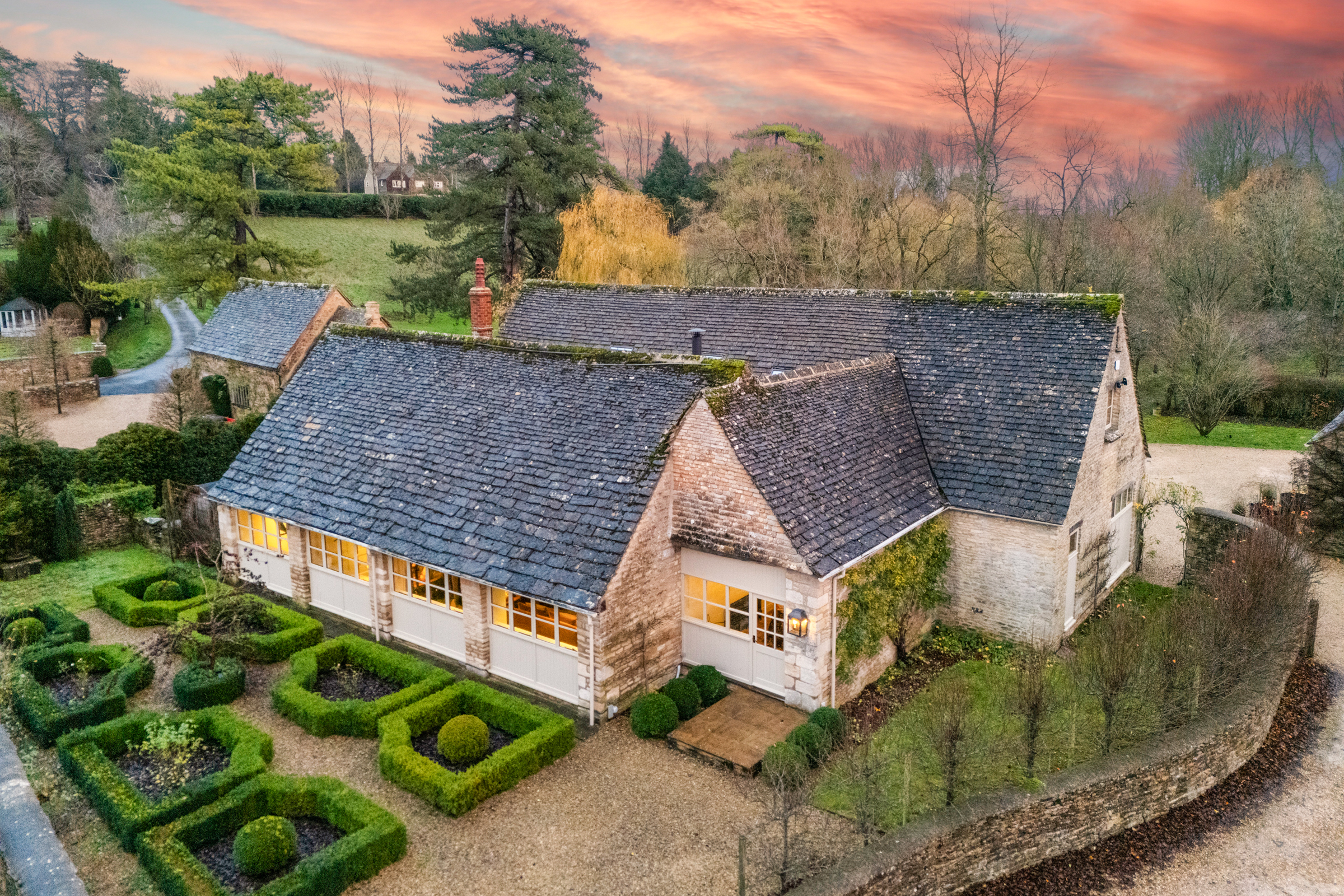 A Cotswolds Barn with Separate Cottage and Expansive Gardens