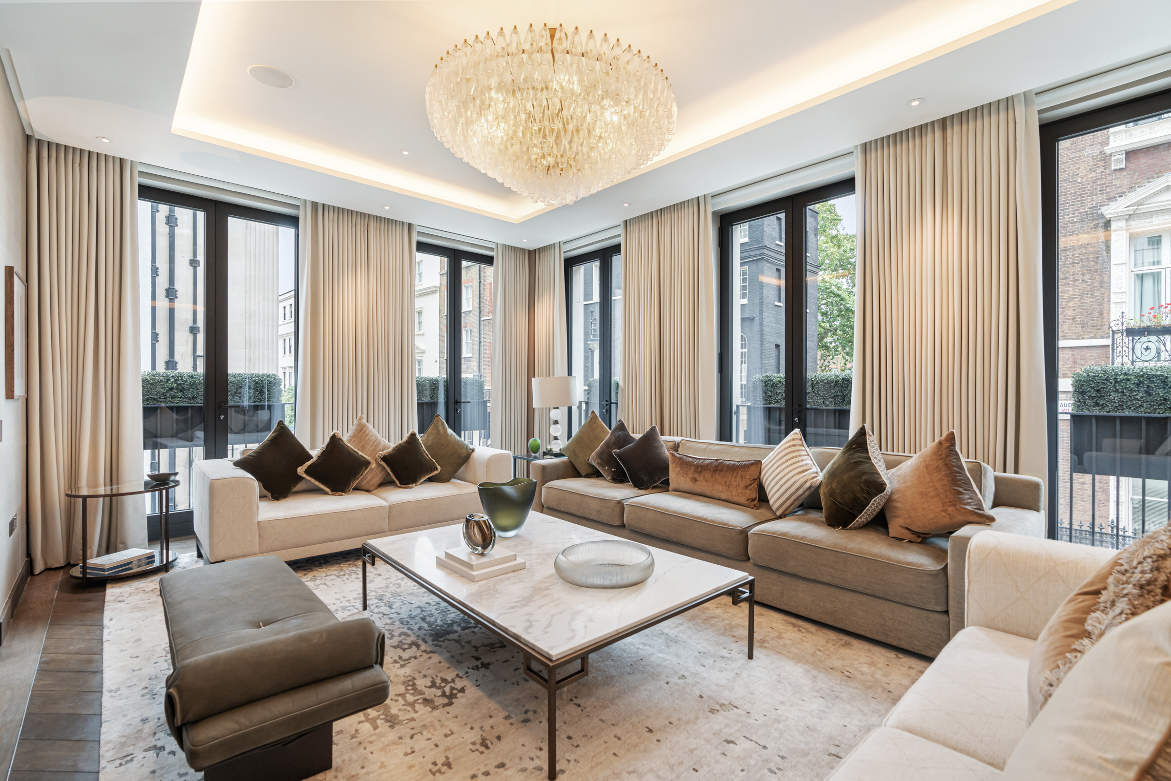 Four bedroom apartment with an abundance of space and natural light in Mayfair