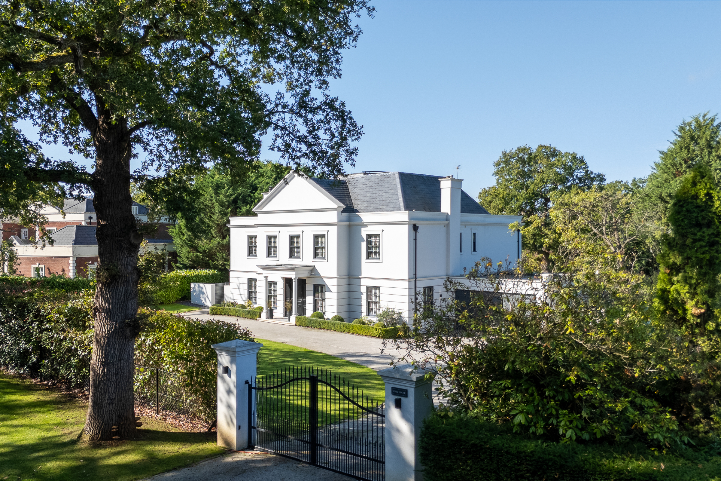 Striking Modern home on 1 acre plot in Pachesham Park