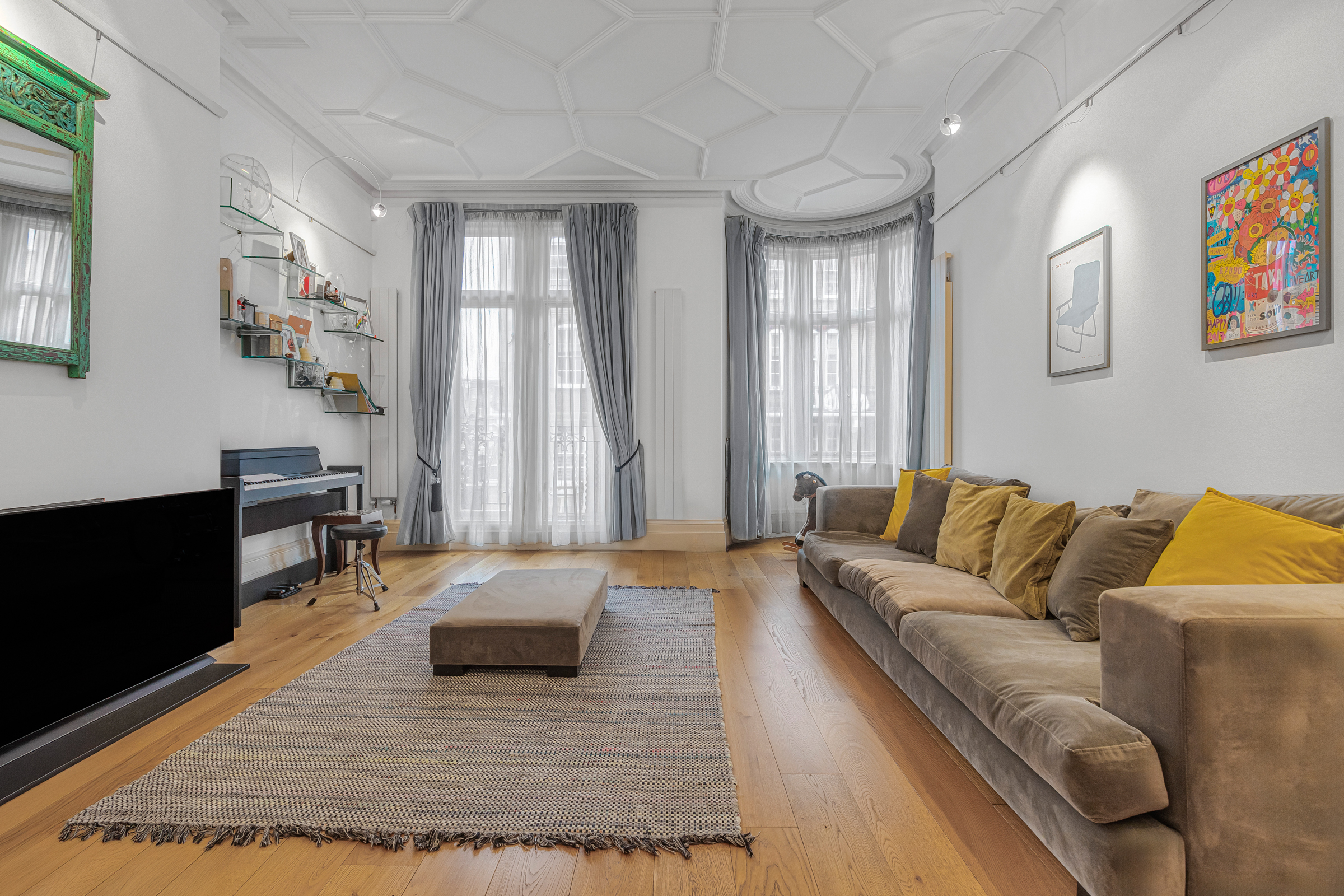 A spacious lateral apartment moments from Westbourne Grove