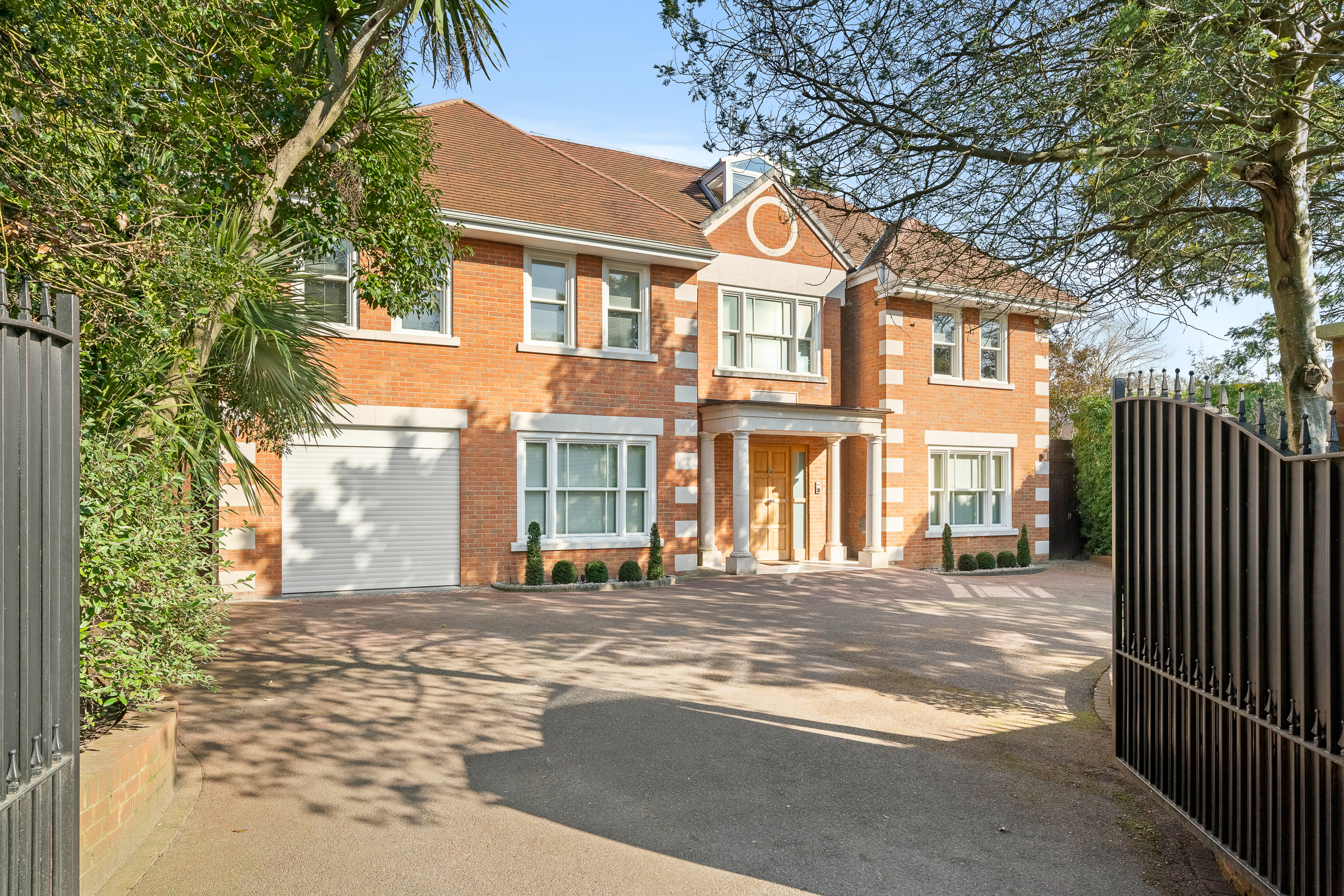 Palatial family home with exceptional amenities in Kingston upon Thames