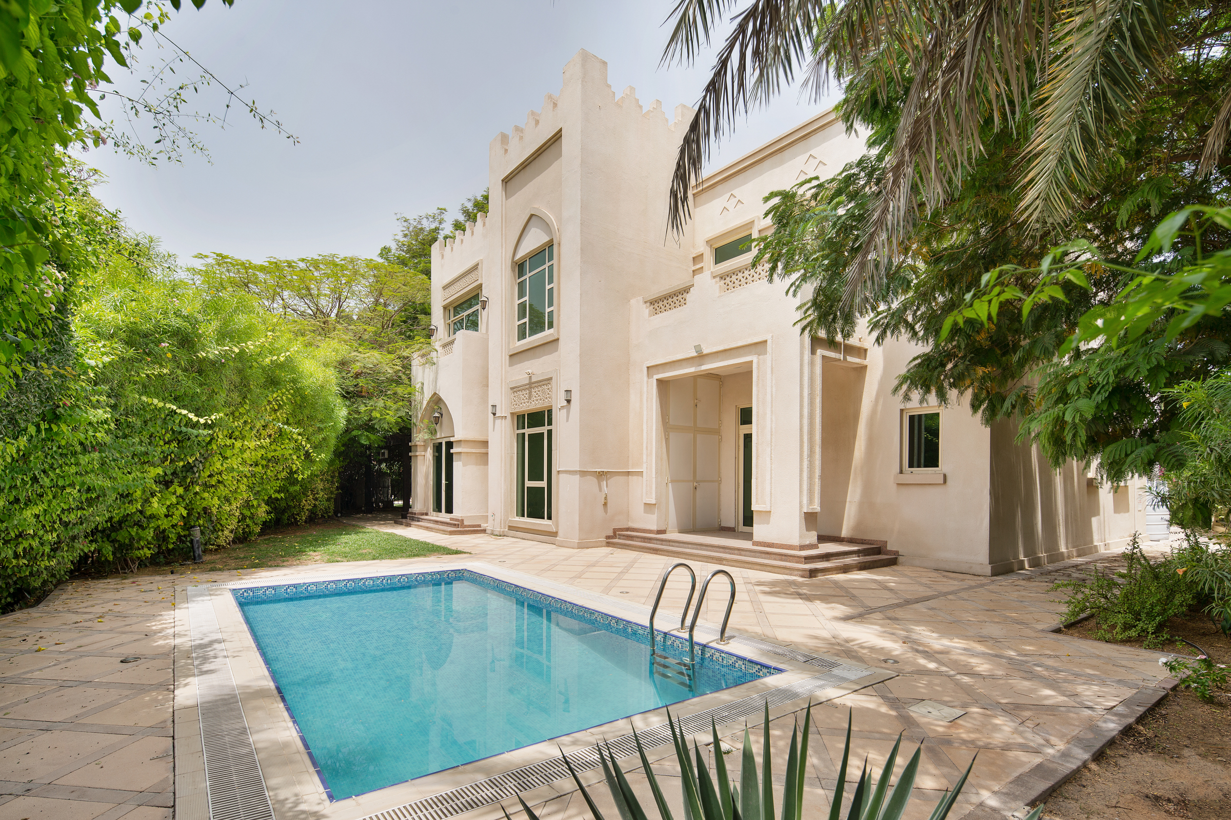 Perfectly Located Parkside Villa In Jumeirah Islands