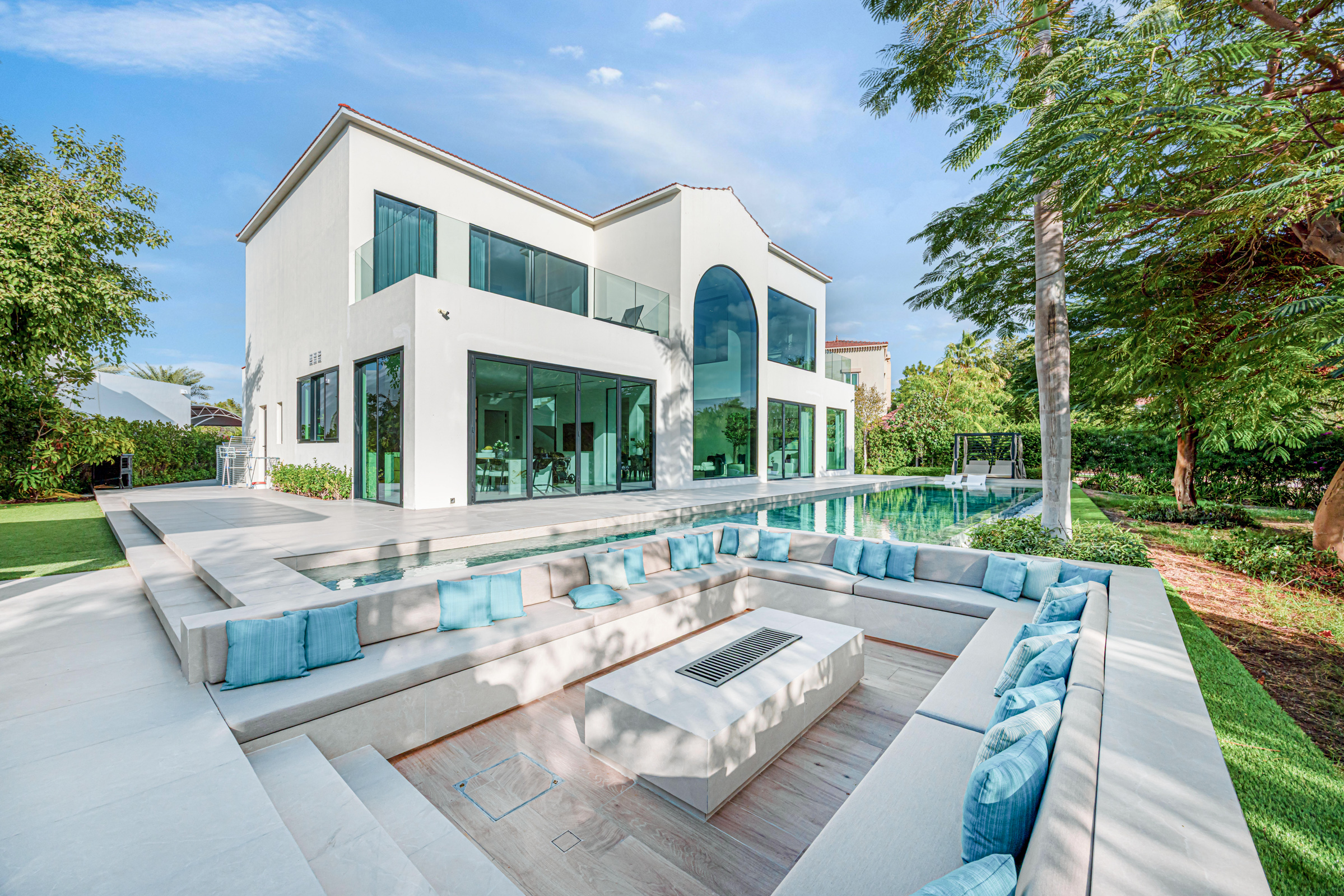 Stylish Fully Upgraded Villa in Jumeirah Islands