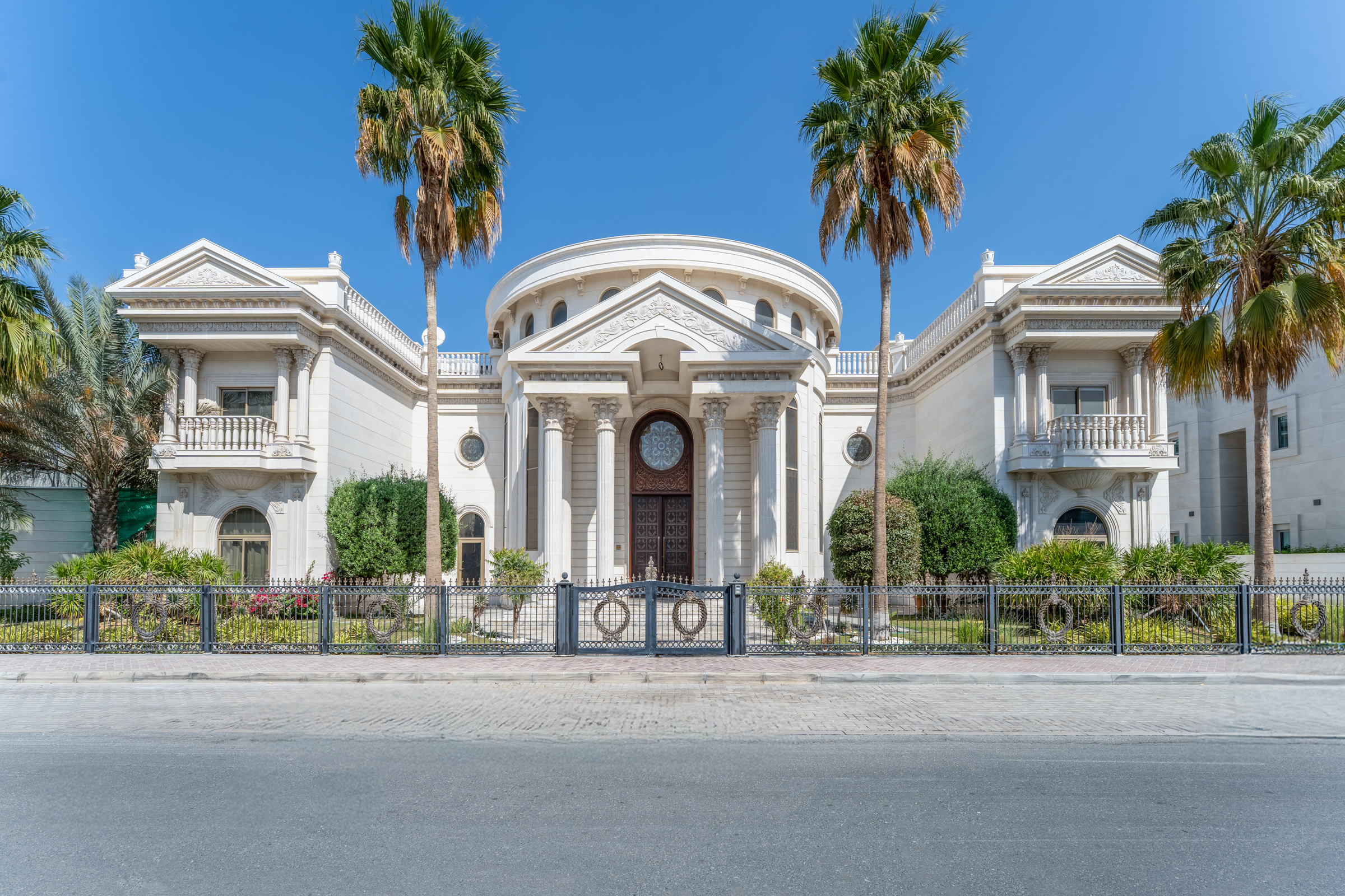 Characterful Palm Jumeirah Home With Private Beach