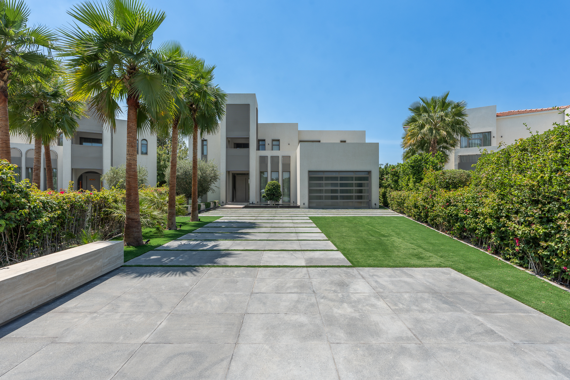 Turnkey Jumeirah Islands Home Overlooking The Lake