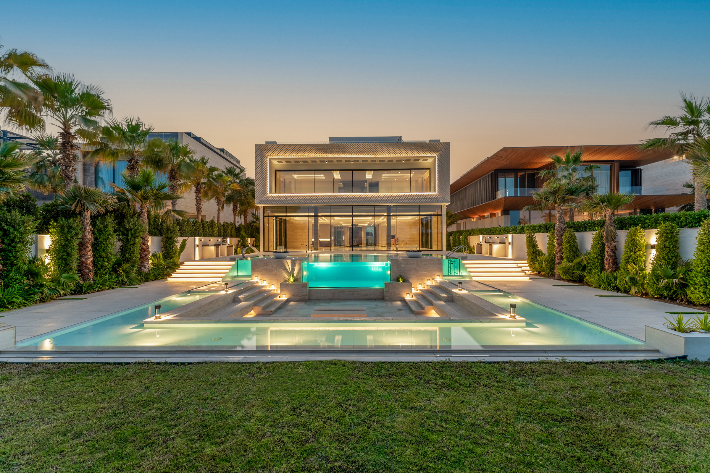 A Home of Modern Refinement on Jumeirah Bay