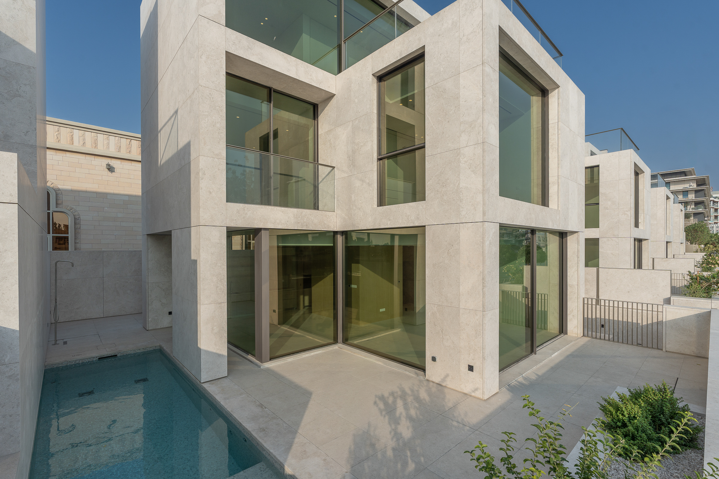 Modern Waterfront Villa in Jumeirah