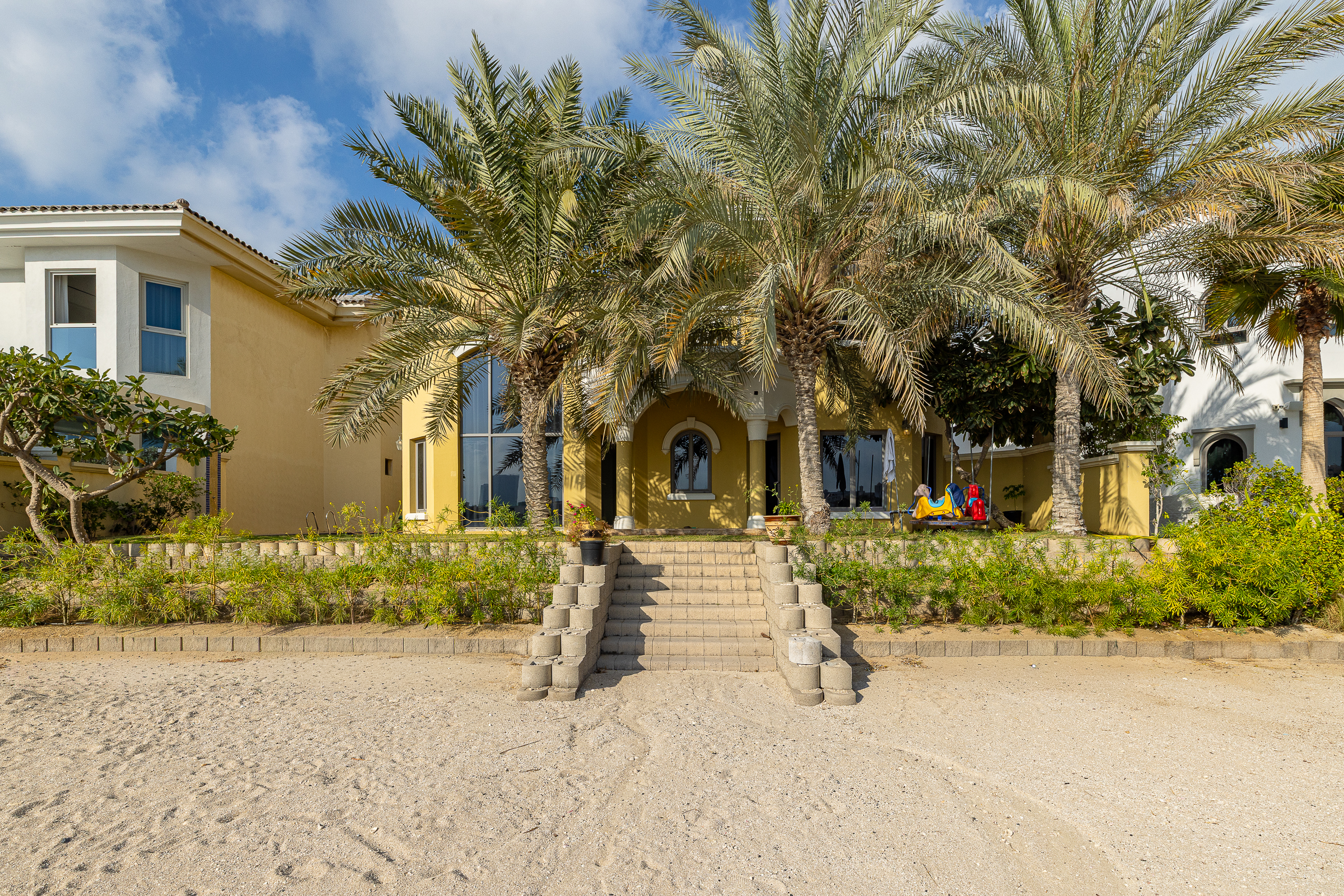 Waterfront Palm Jumeirah Villa Overlooking Skyline