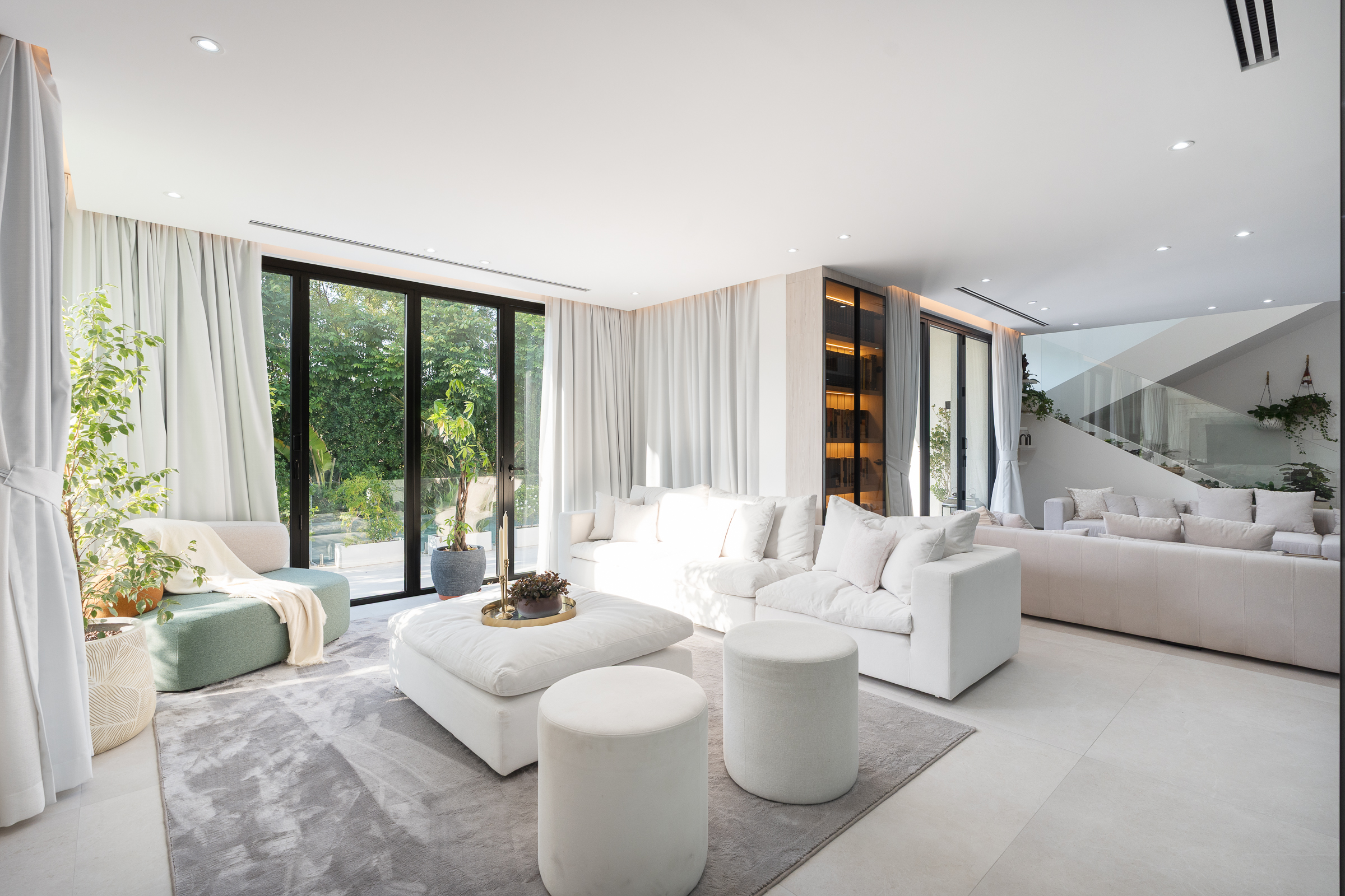 Modern Miami-Style Villa in Jumeirah Islands