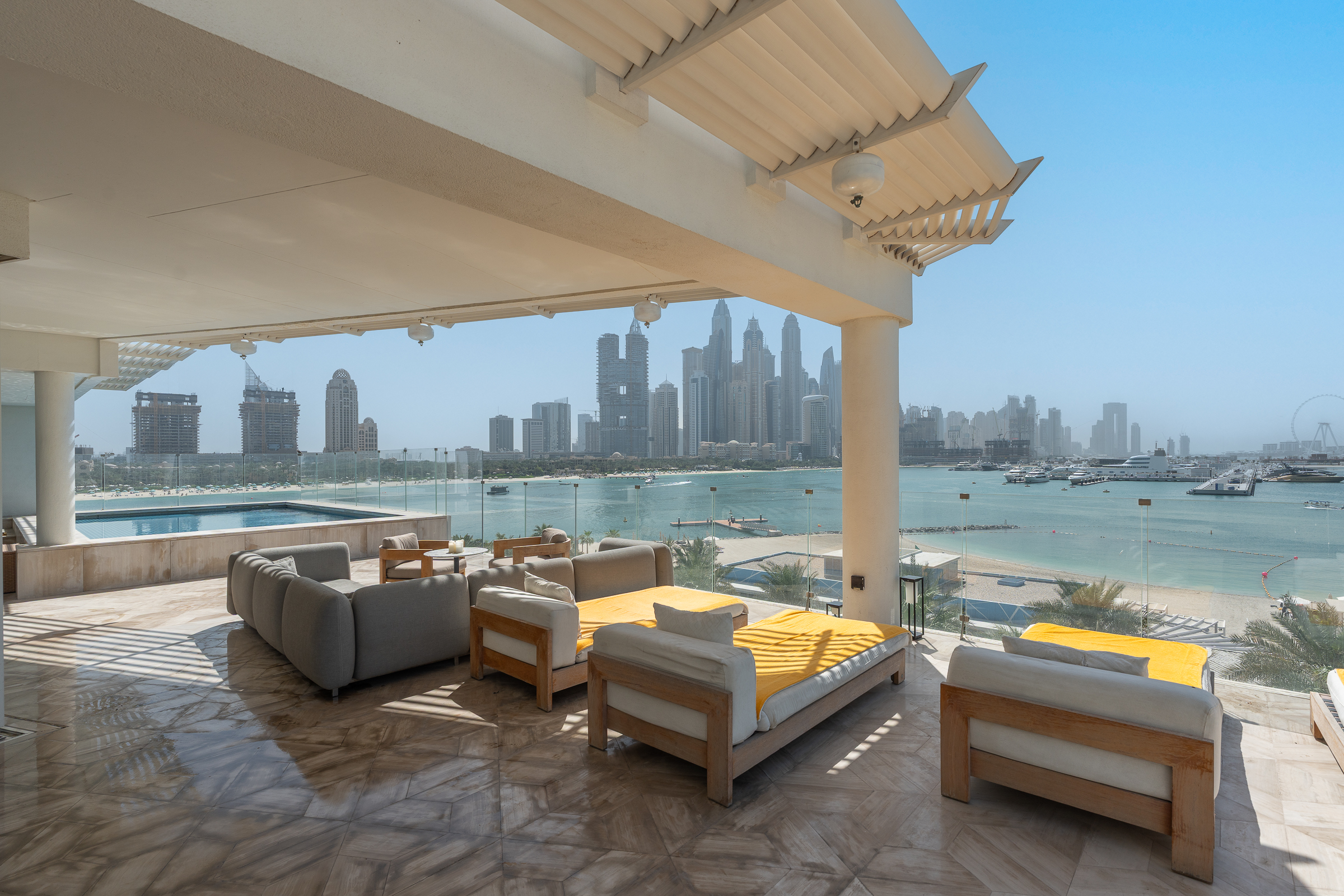 Refined Beachfront Apartment on Palm Jumeirah