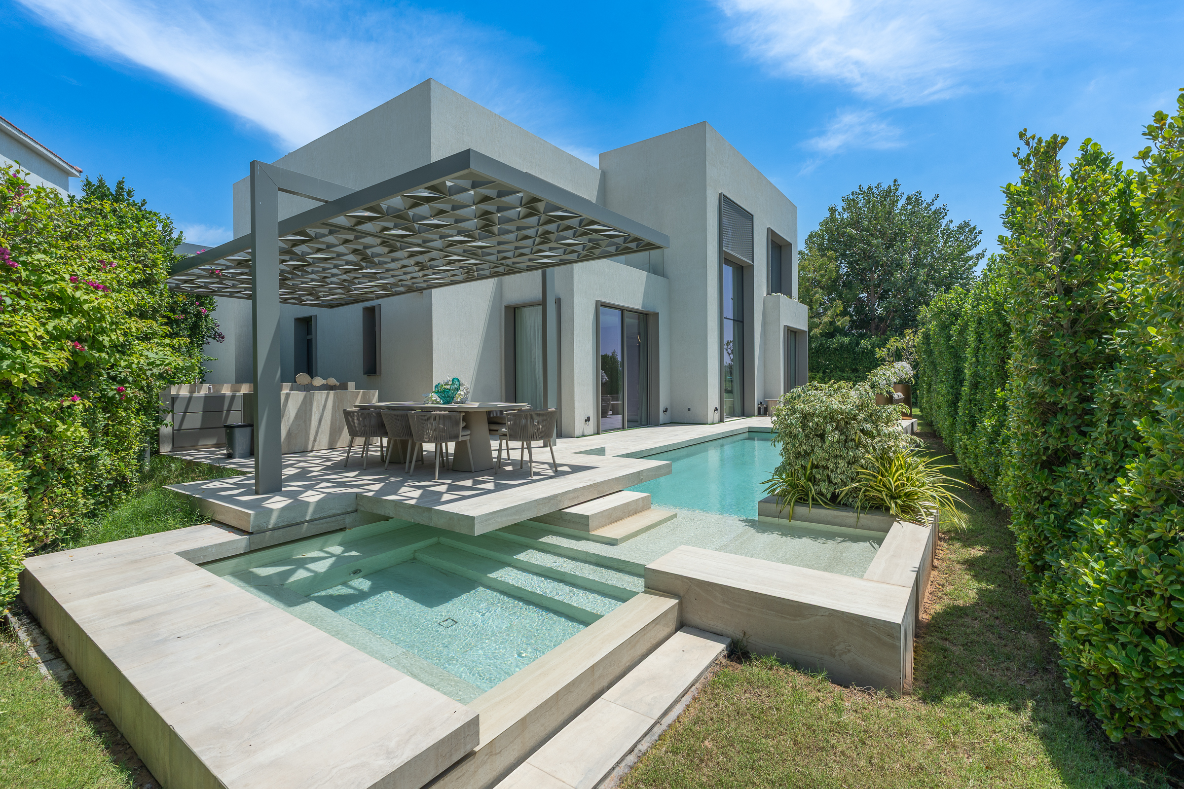 Ready-to-Move Lakefront Villa in Jumeirah Islands