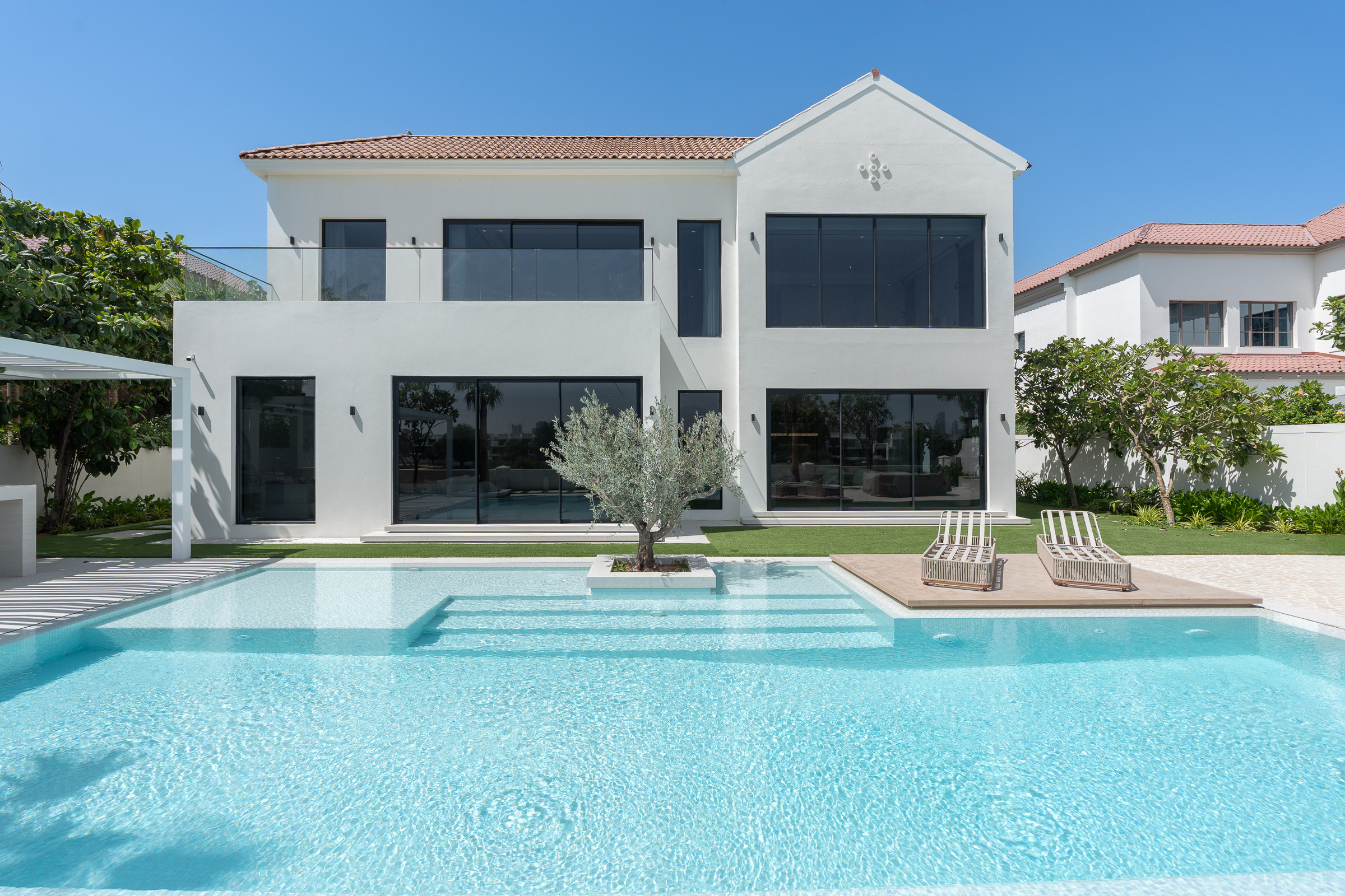 Spacious Fully Upgraded Villa in JGE