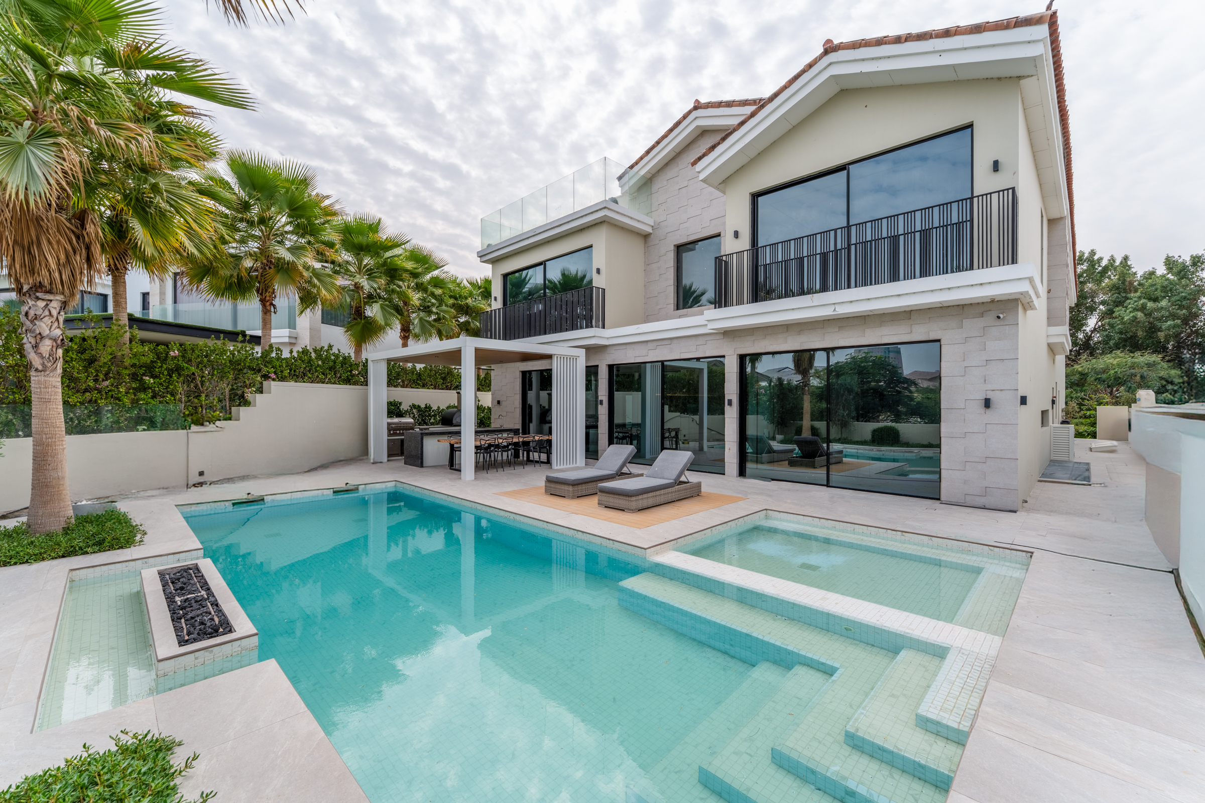 Refined Ready-to-Move Villa With Lake Views in JGE