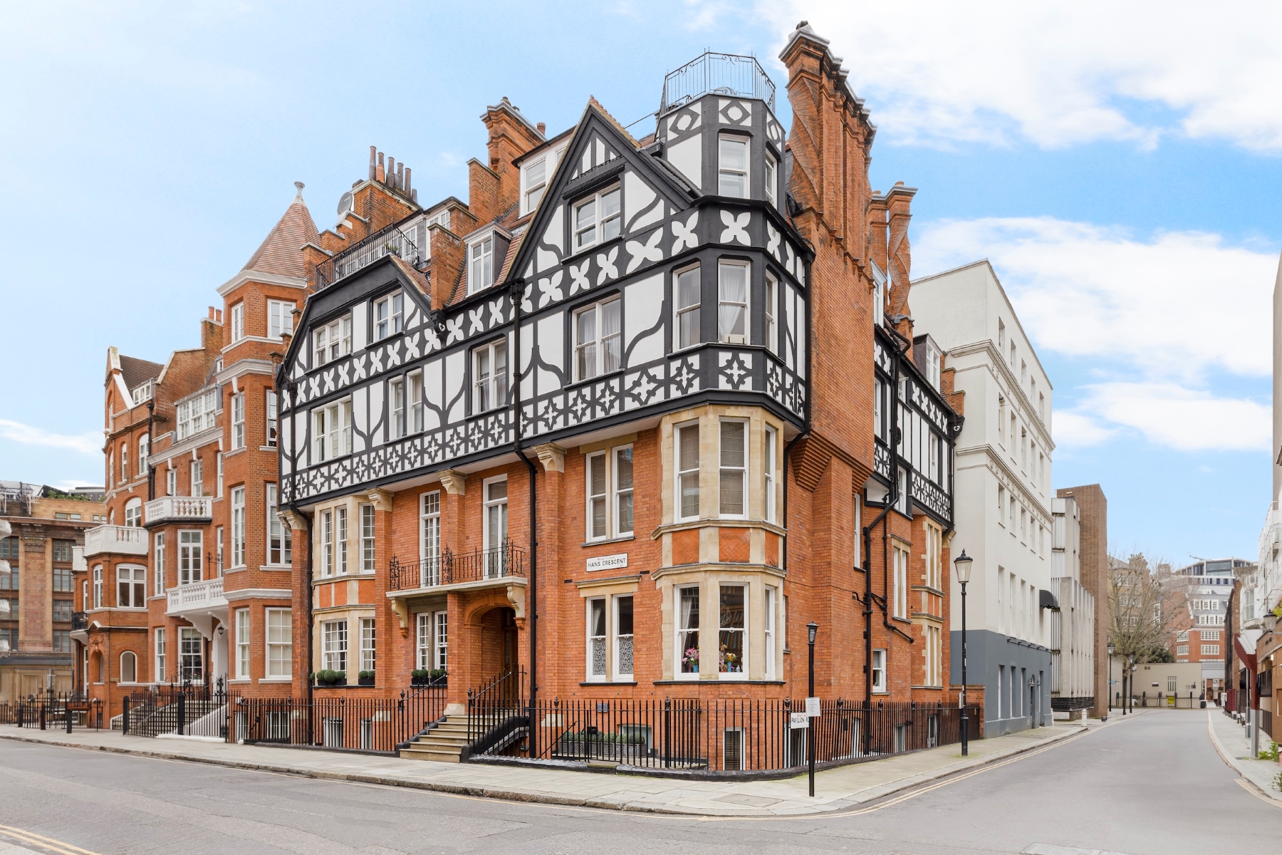Beautiful two-bedroom Knightsbridge apartment
