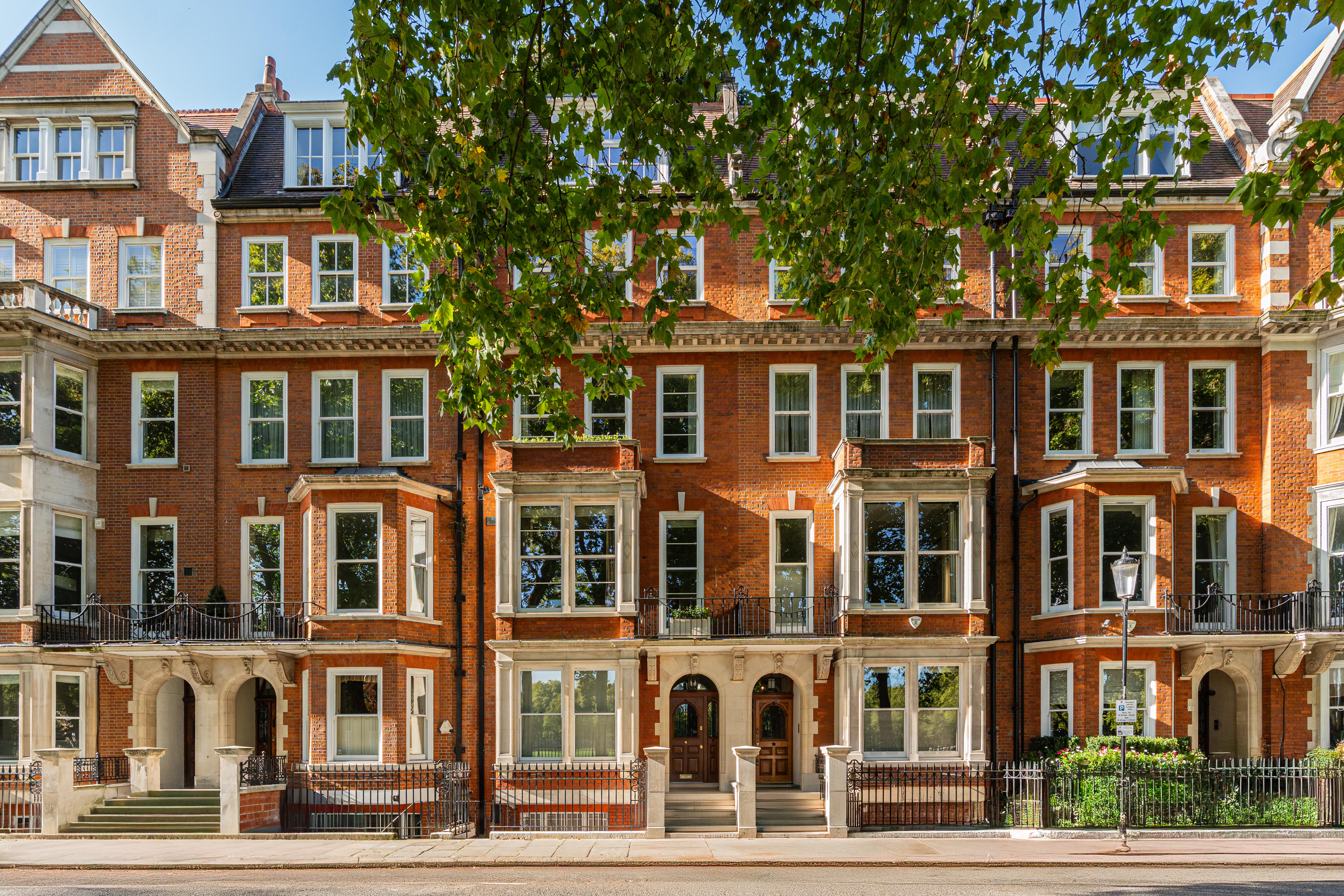 Elegant Chelsea Townhouse Overlooking Burton Court