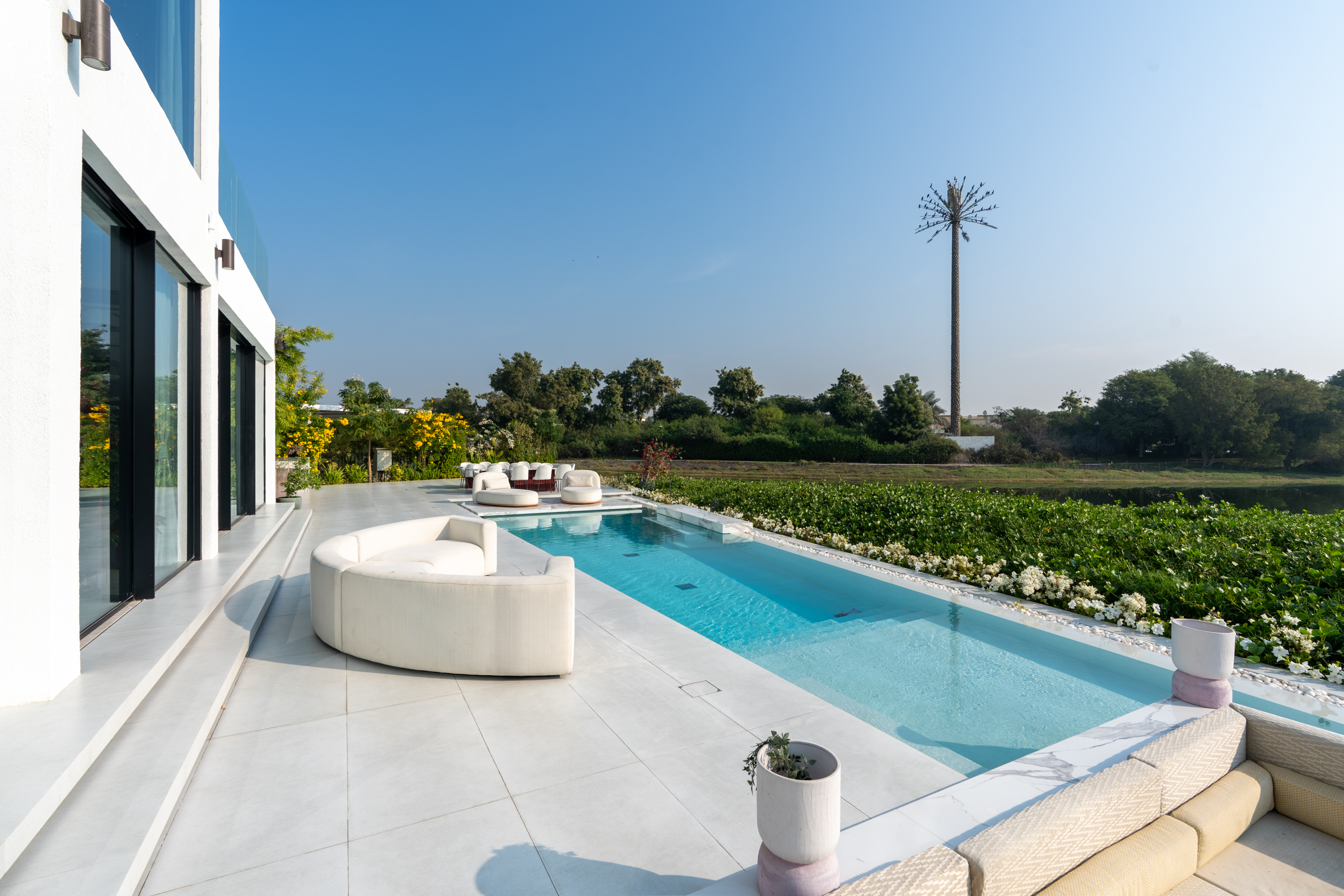 Upgraded Jumeirah Islands Villa with Soothing Lake Views