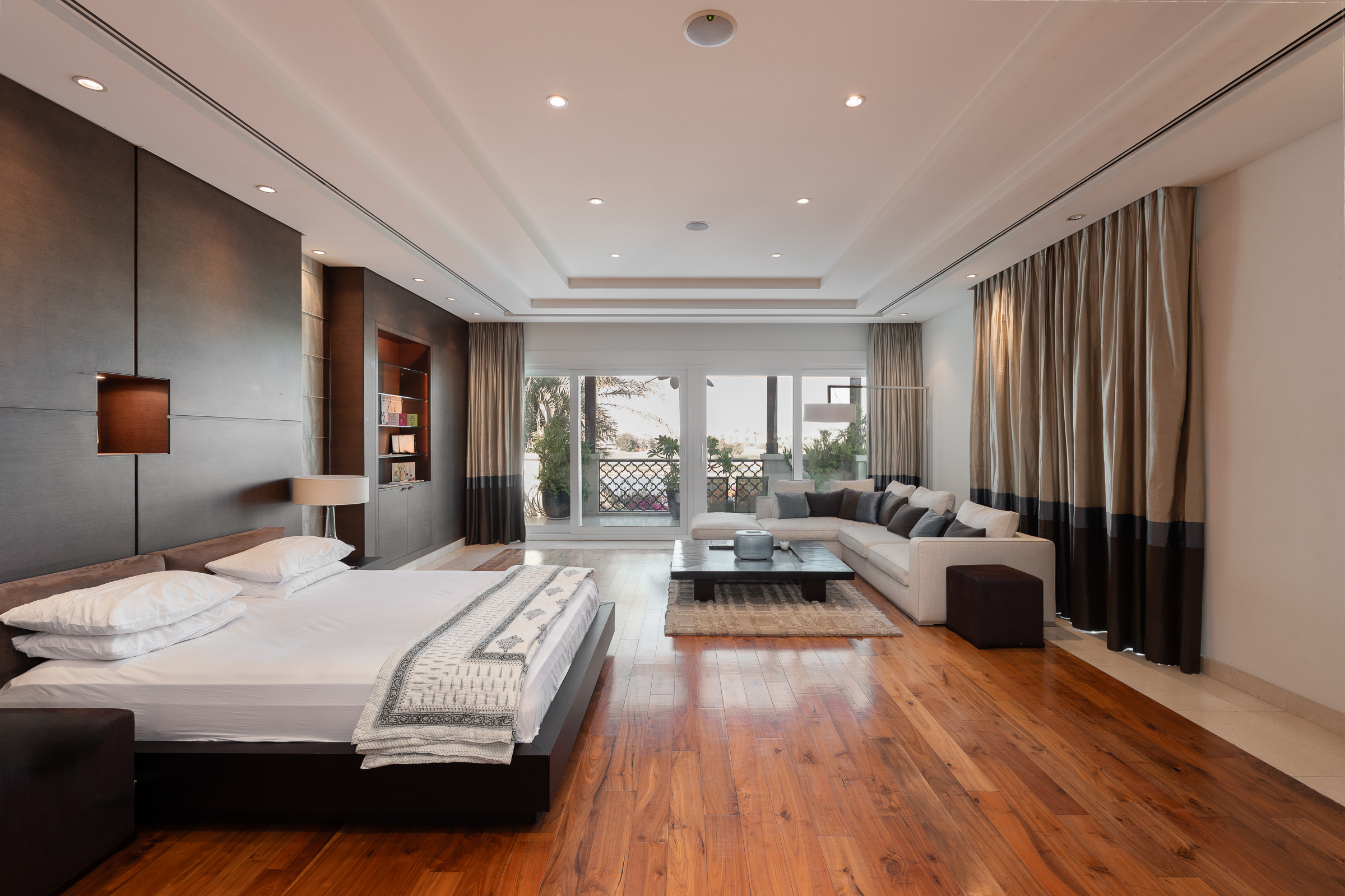 Exquisite Emirates Hills Villa with Golf Views