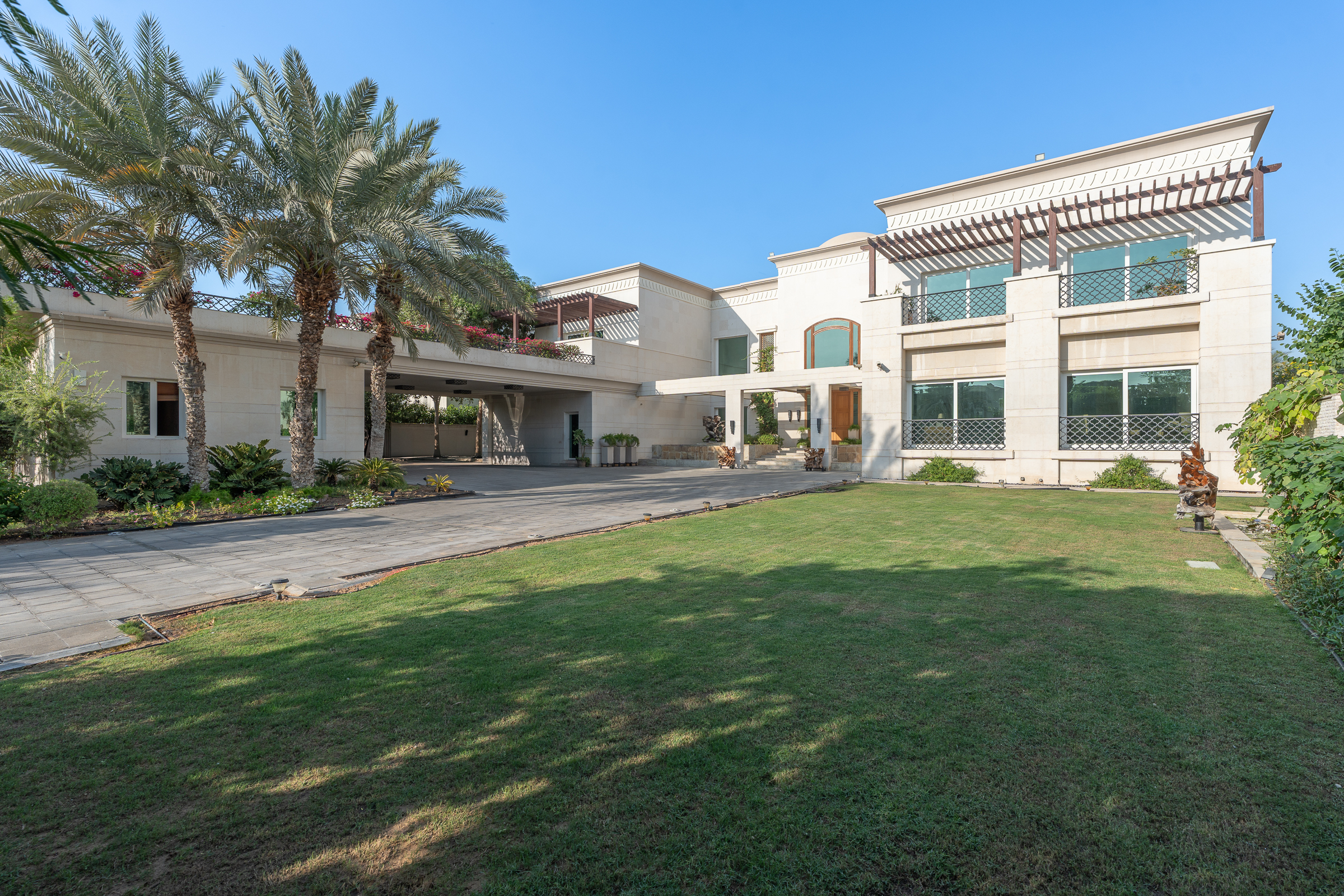 Exquisite Emirates Hills Villa with Golf Views