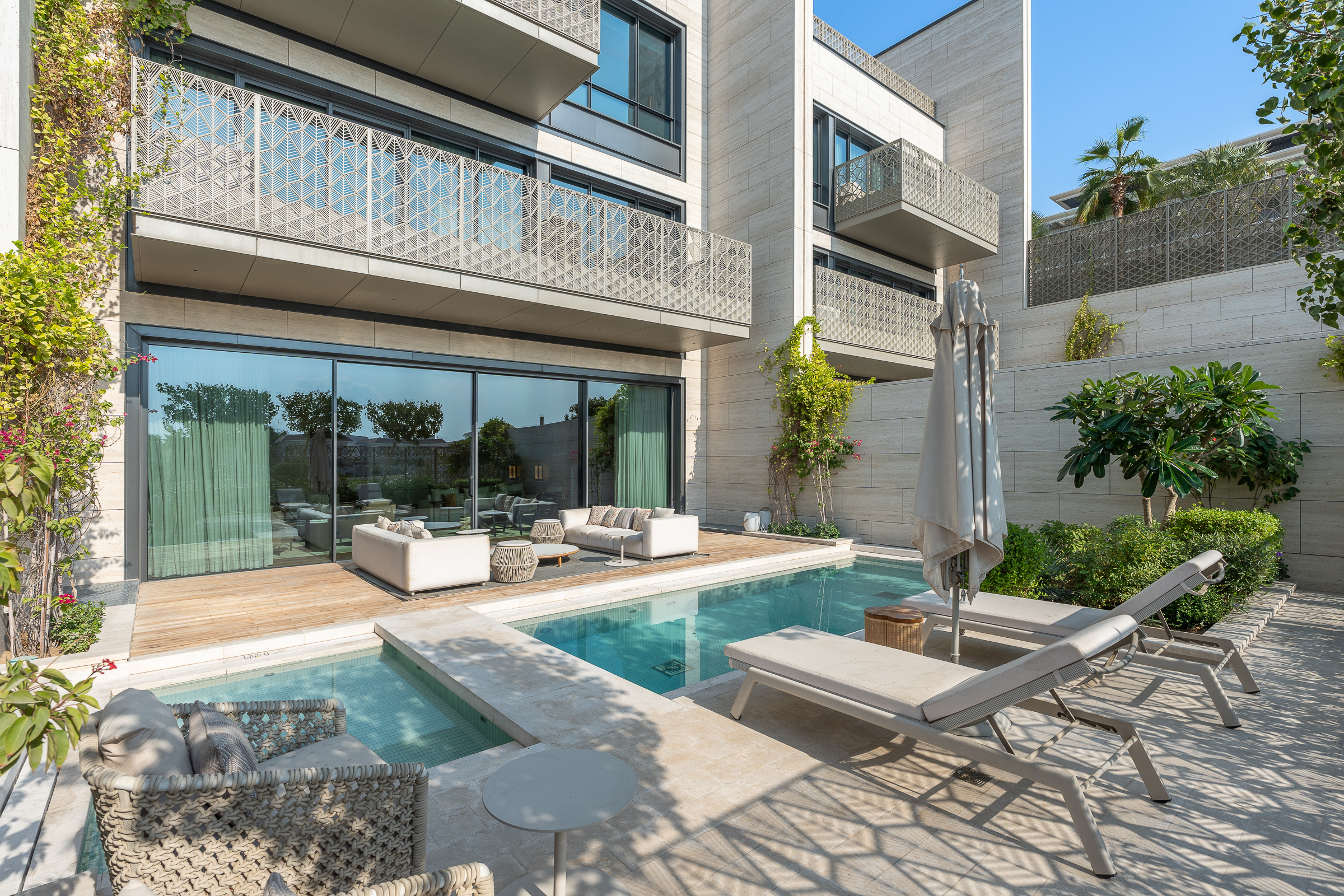 Rare Waterfront Villa in Four Seasons Jumeirah