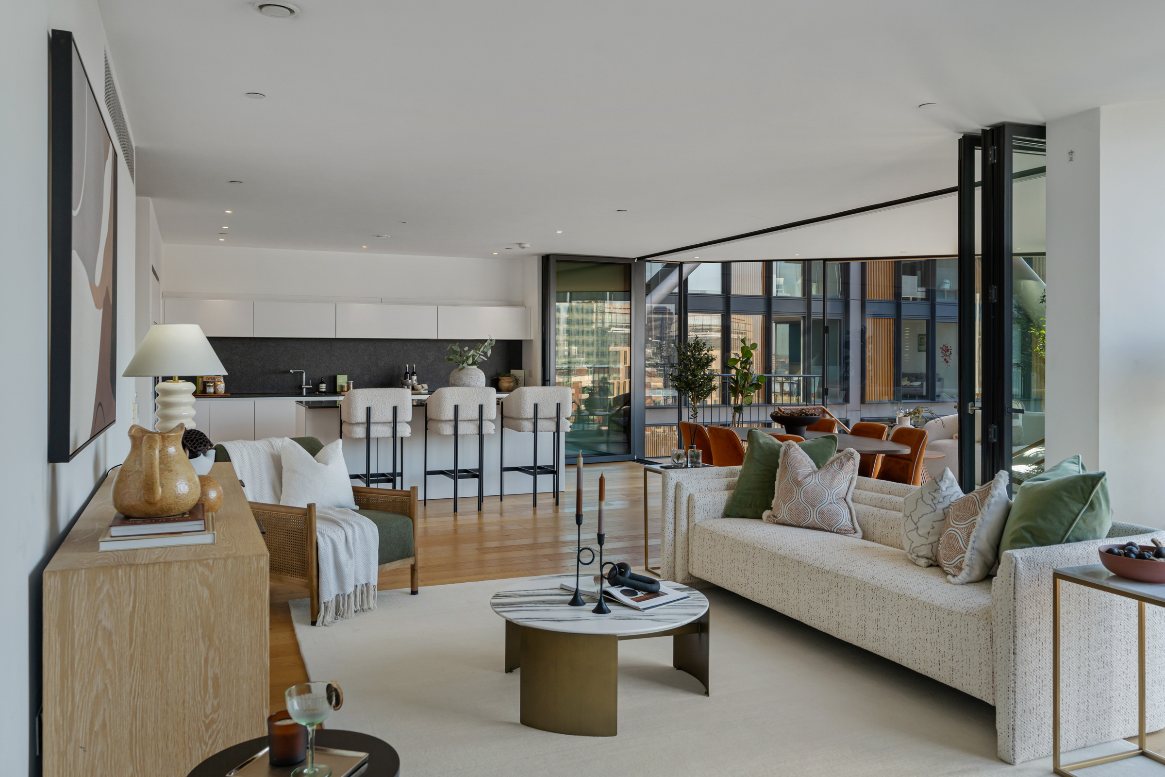High-rise apartment in a prestigious development with sweeping vistas of London