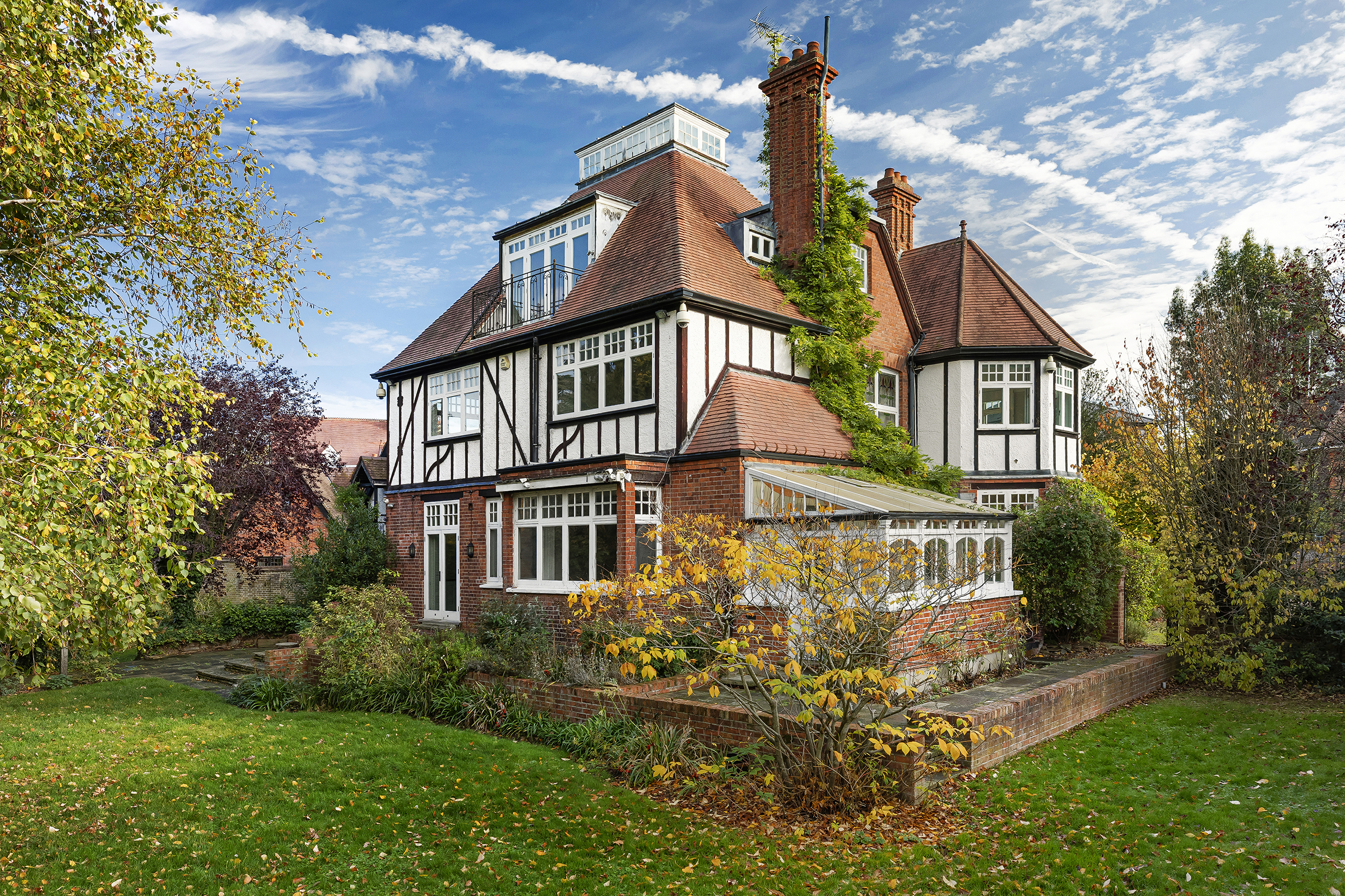 Grand Family Home Backing onto the Trust Grounds, St Margarets