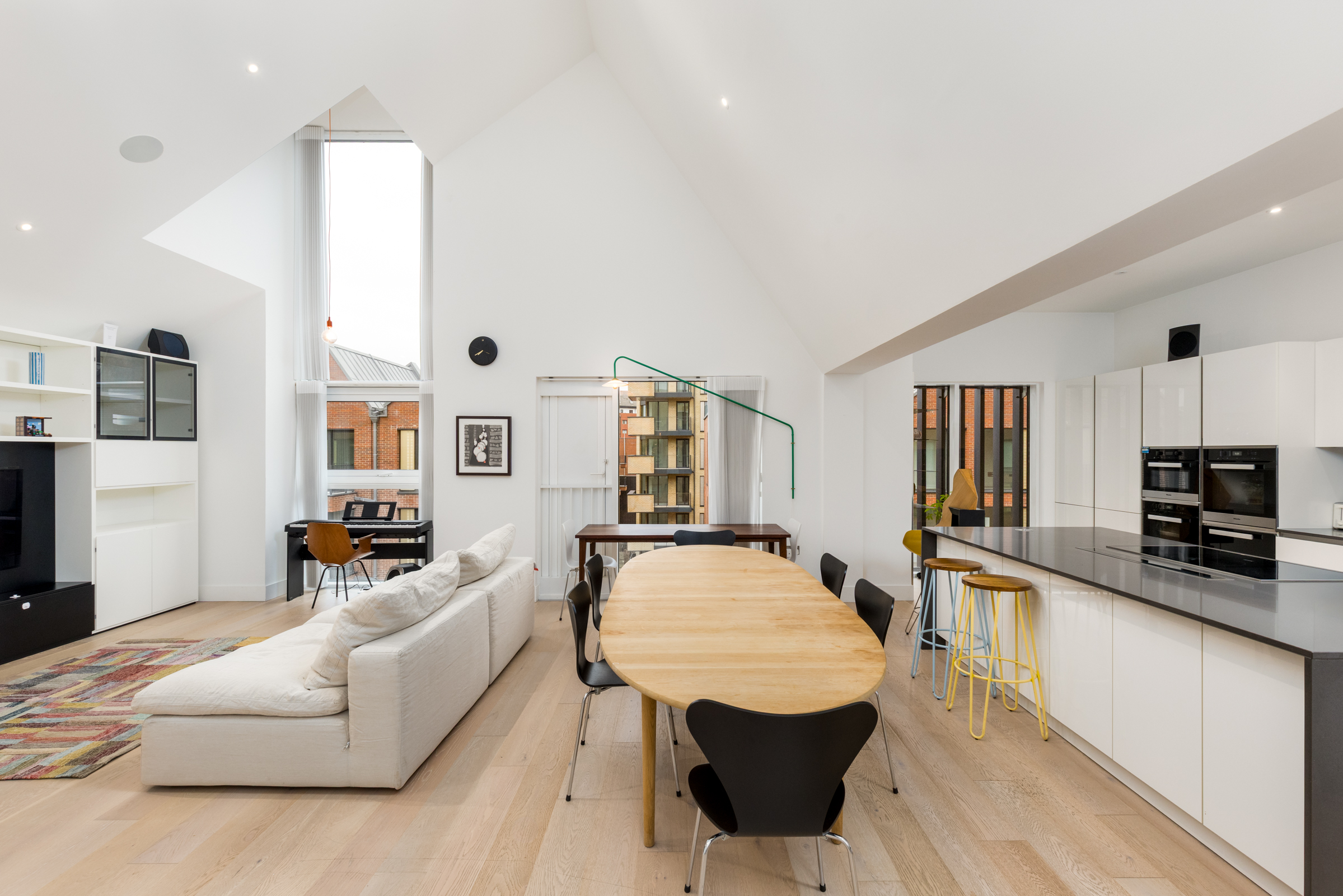 A Vaulted-Ceiling Penthouse with Terrace in Fulham Riverside