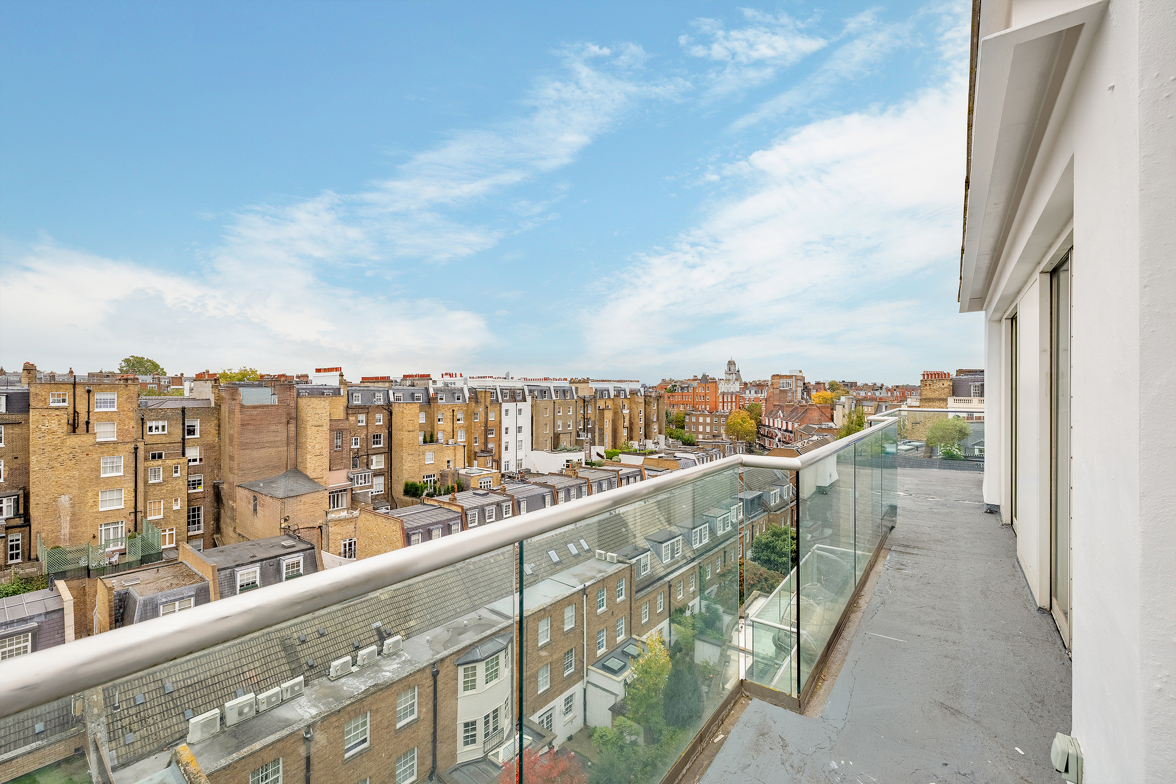 Bright Penthouse Apartment with direct lift access and parking