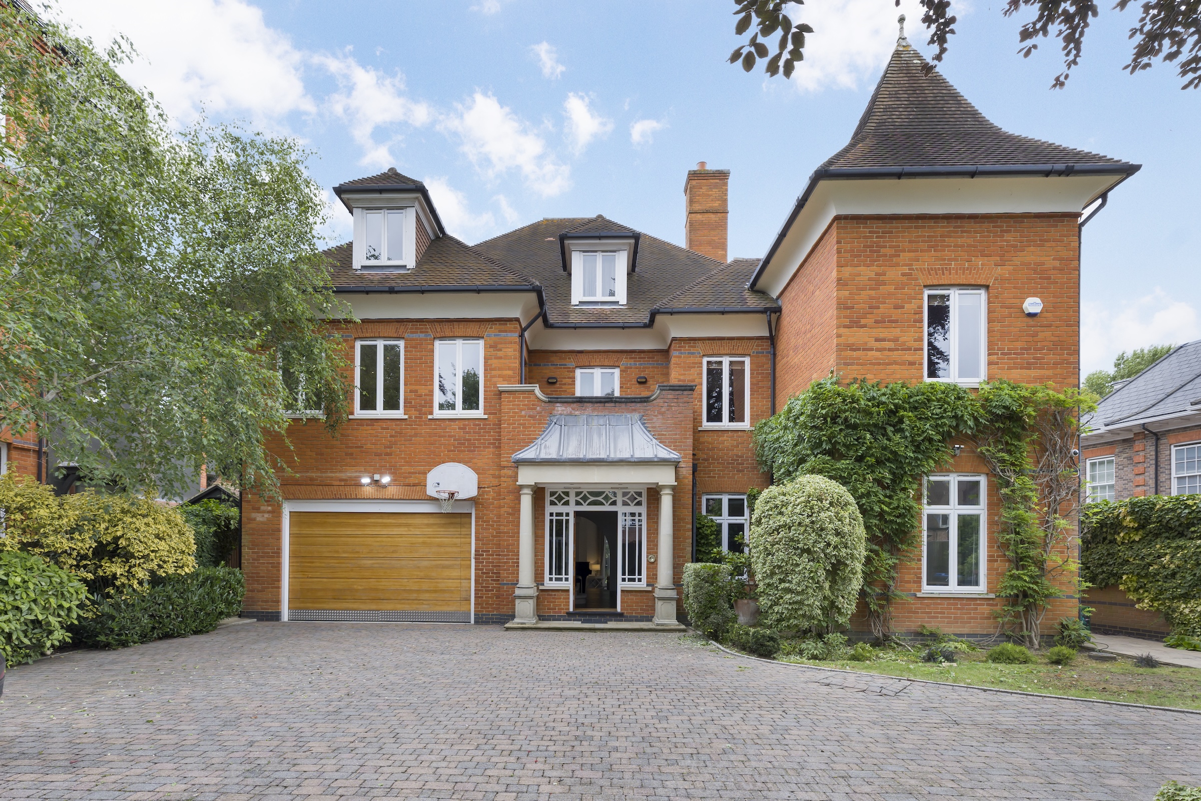 Low-built house with private garden, double garage and gated off-street parking