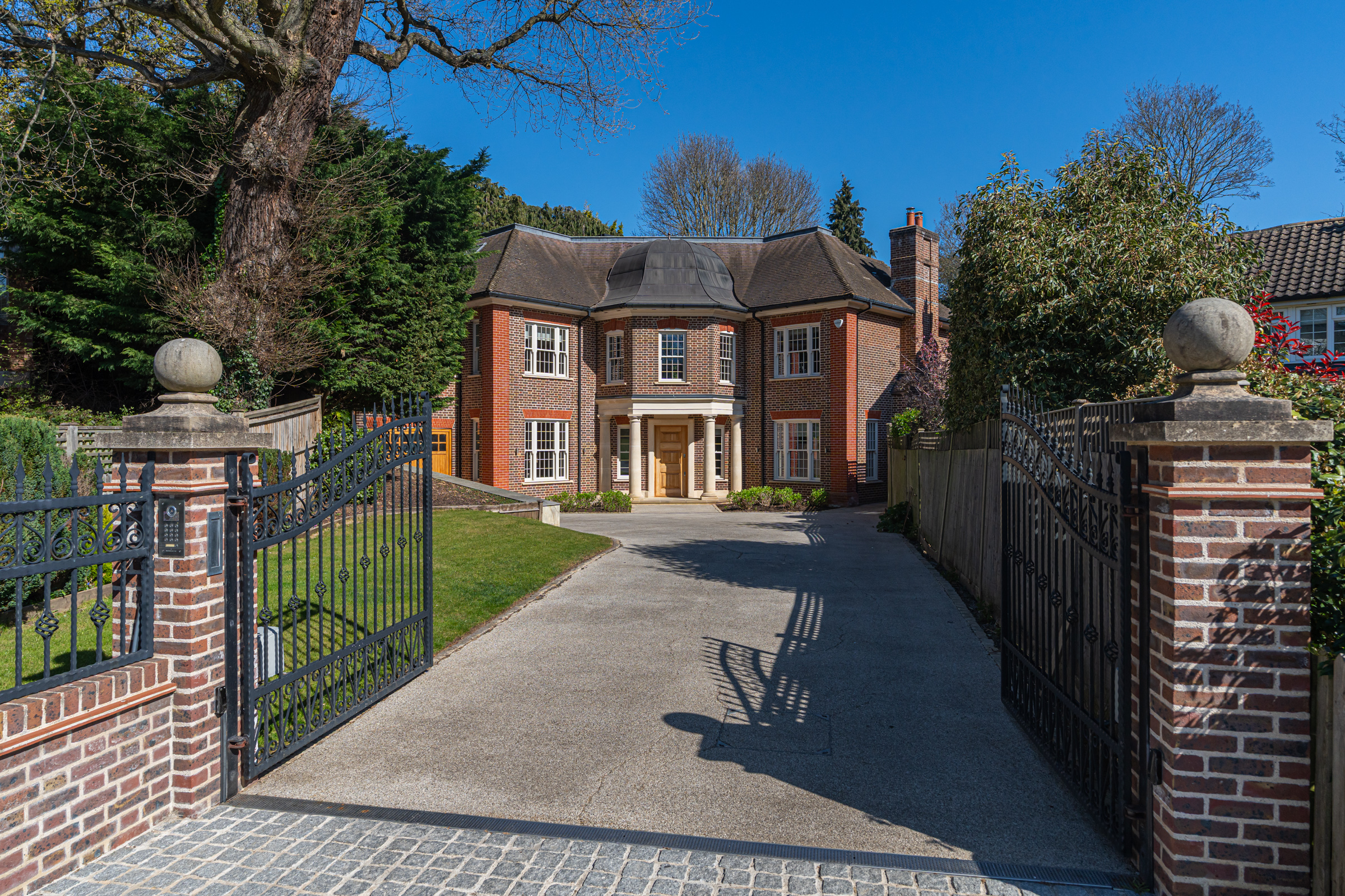 An impeccable contemporary residence in the heart of Wimbledon