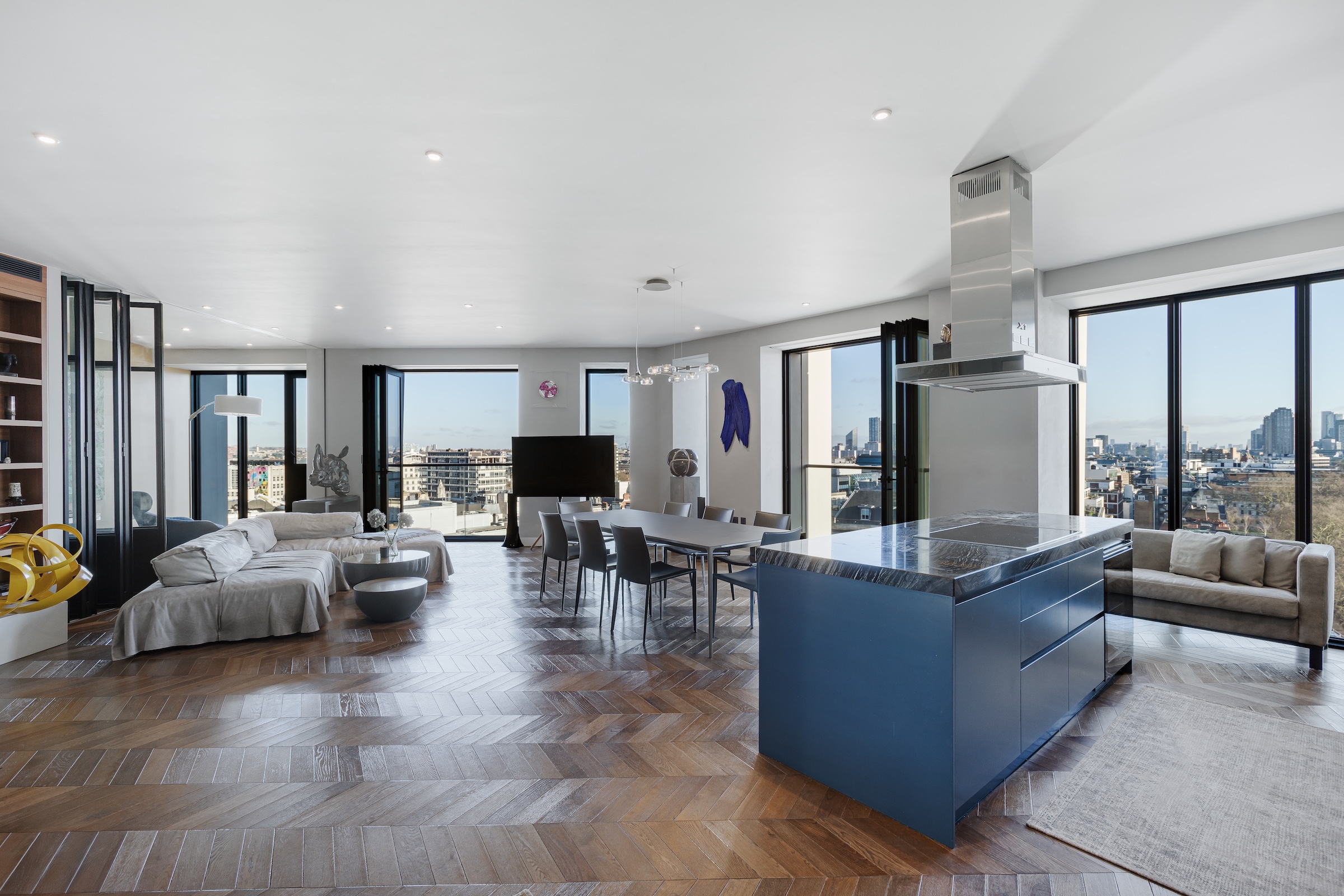 Fourteenth floor apartment with breathtaking views in the heart of Covent Garden