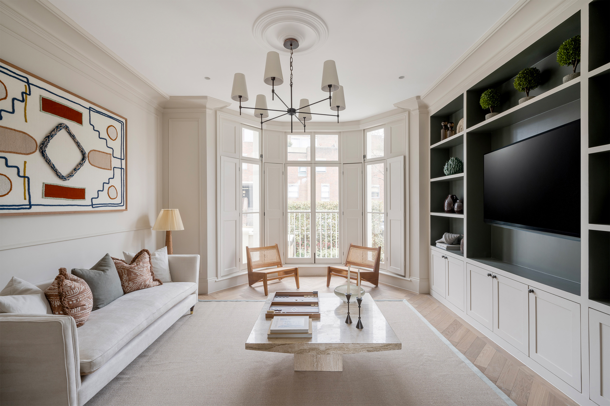 An elegant Notting Hill apartment with a private south-facing garden