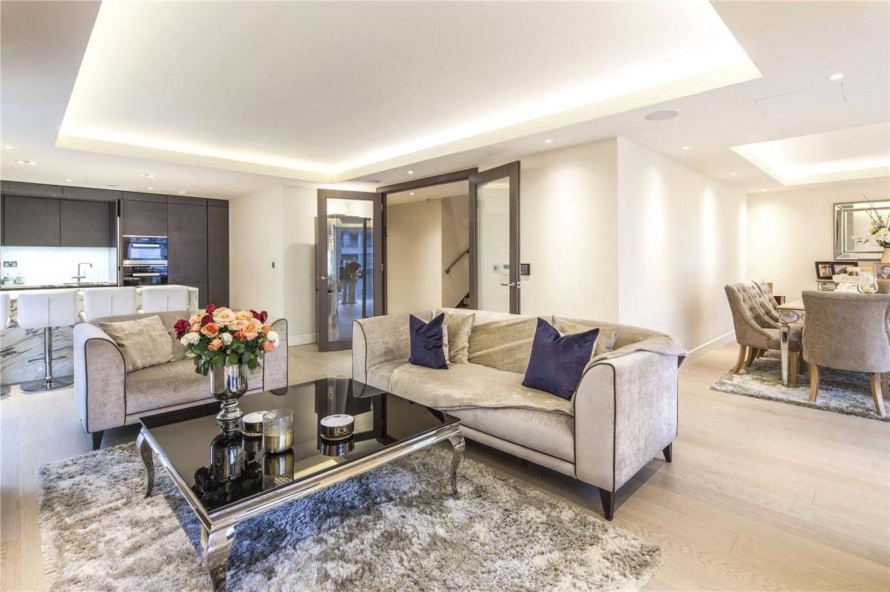 Beautiful split-level new build 5 bedroom apartment in a riverside development