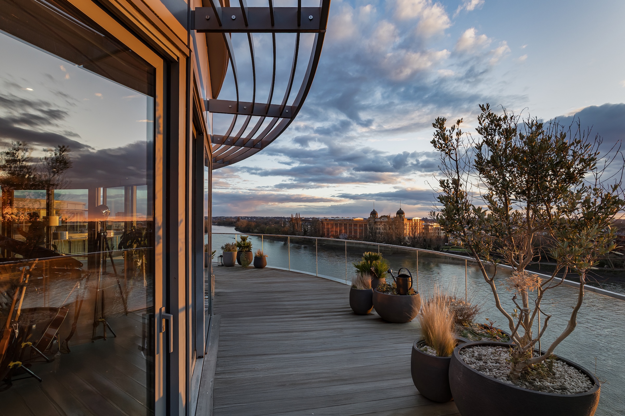Striking penthouse with panoramic vistas of the Thames
