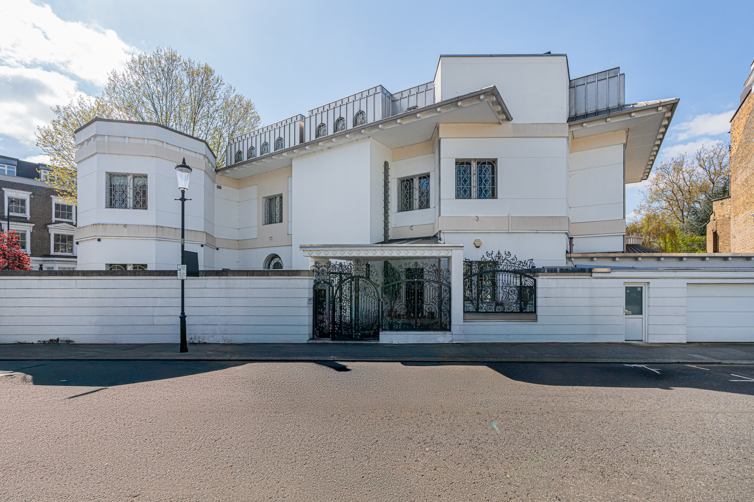 Imposing family residence with a large garden