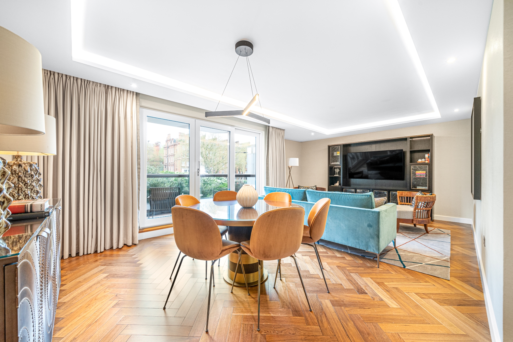 Luxury Kensington residence with excellent leisure amenities