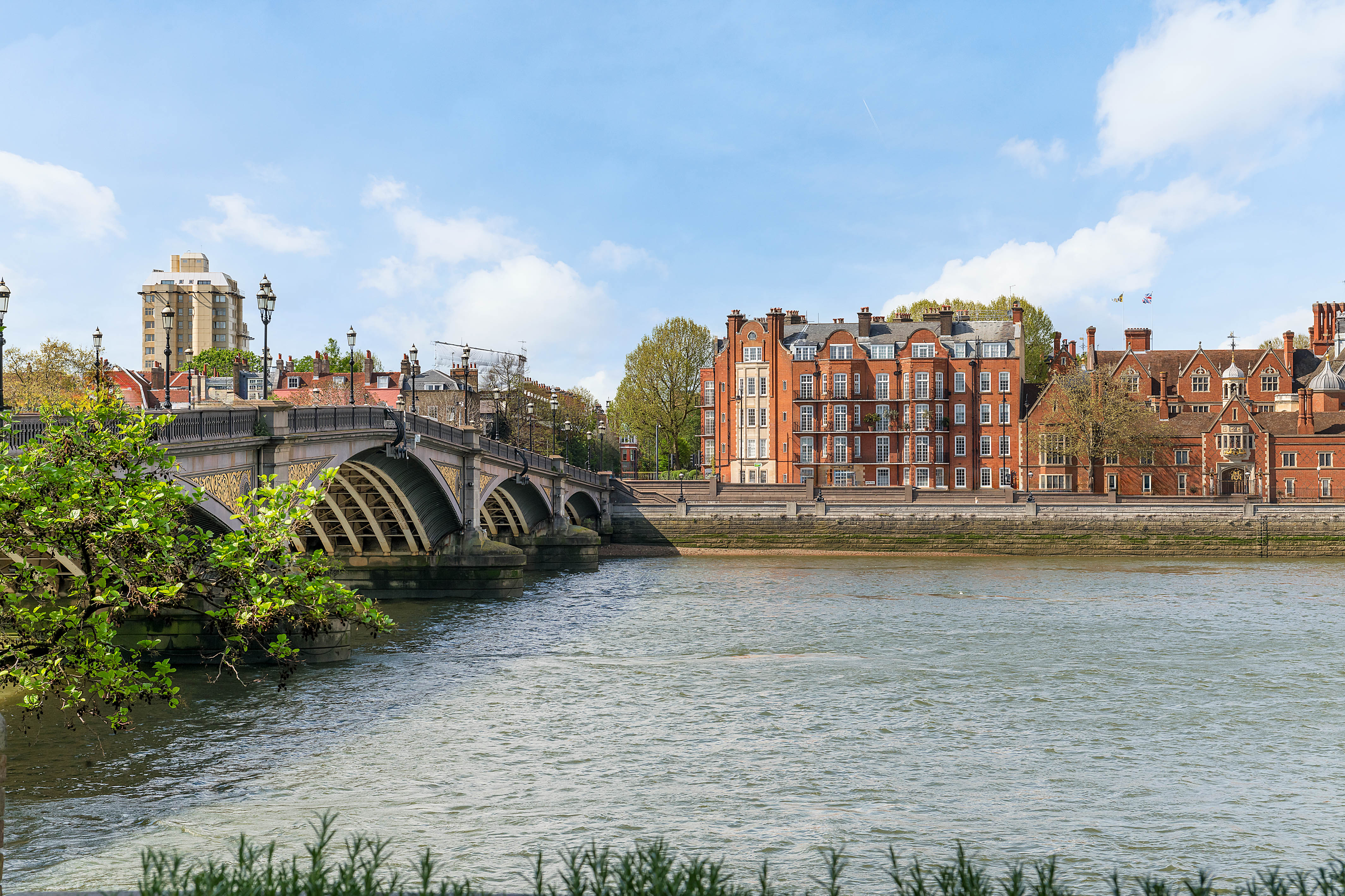 A chic apartment overlooking the Thames in Cheyne Walk