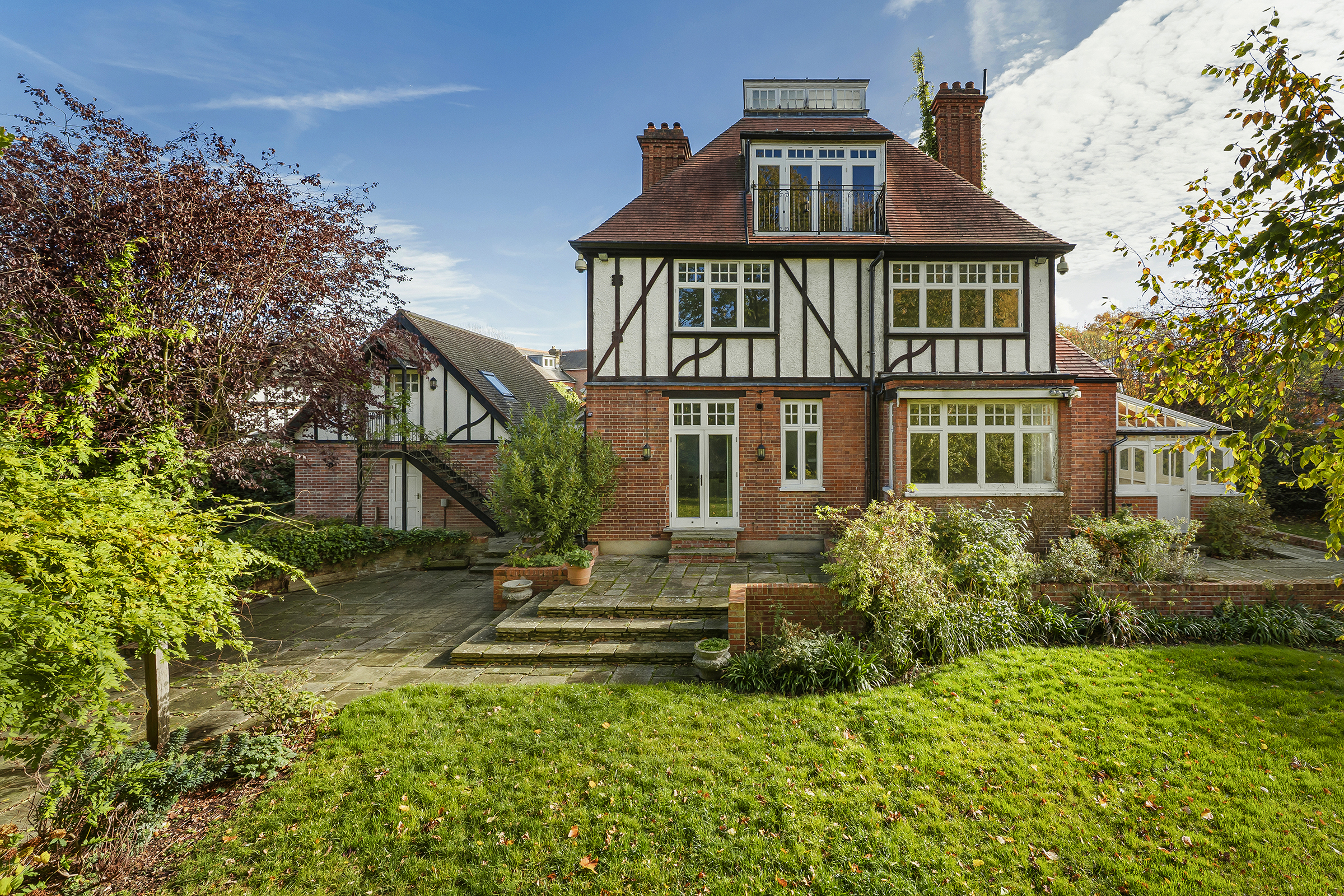 Grand Family Home Backing onto the Trust Grounds, St Margarets