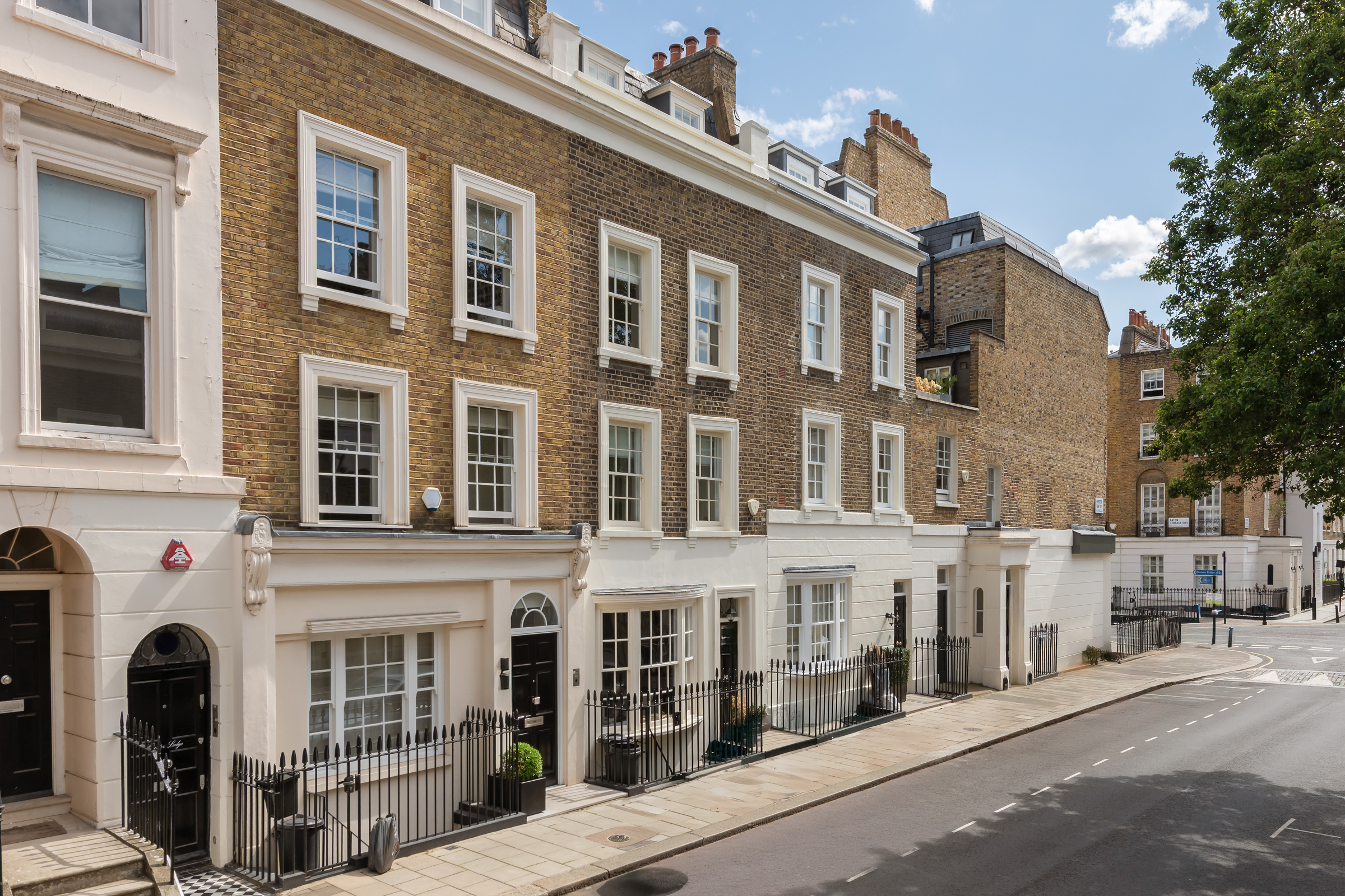 Exquisitely presented turnkey residence in Belgravia
