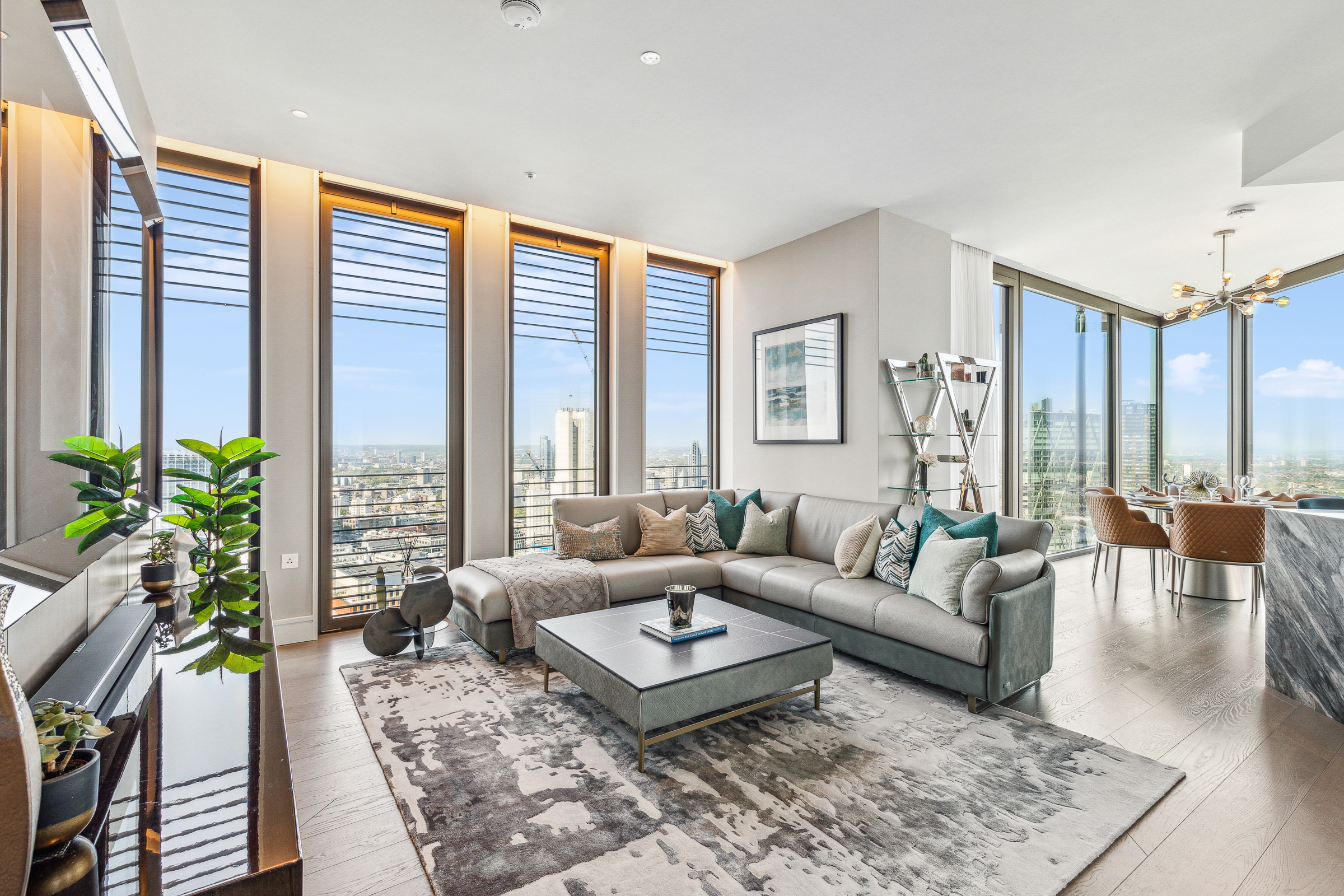 Three-Bedroom Penthouse with Breathtaking Views in the City of London