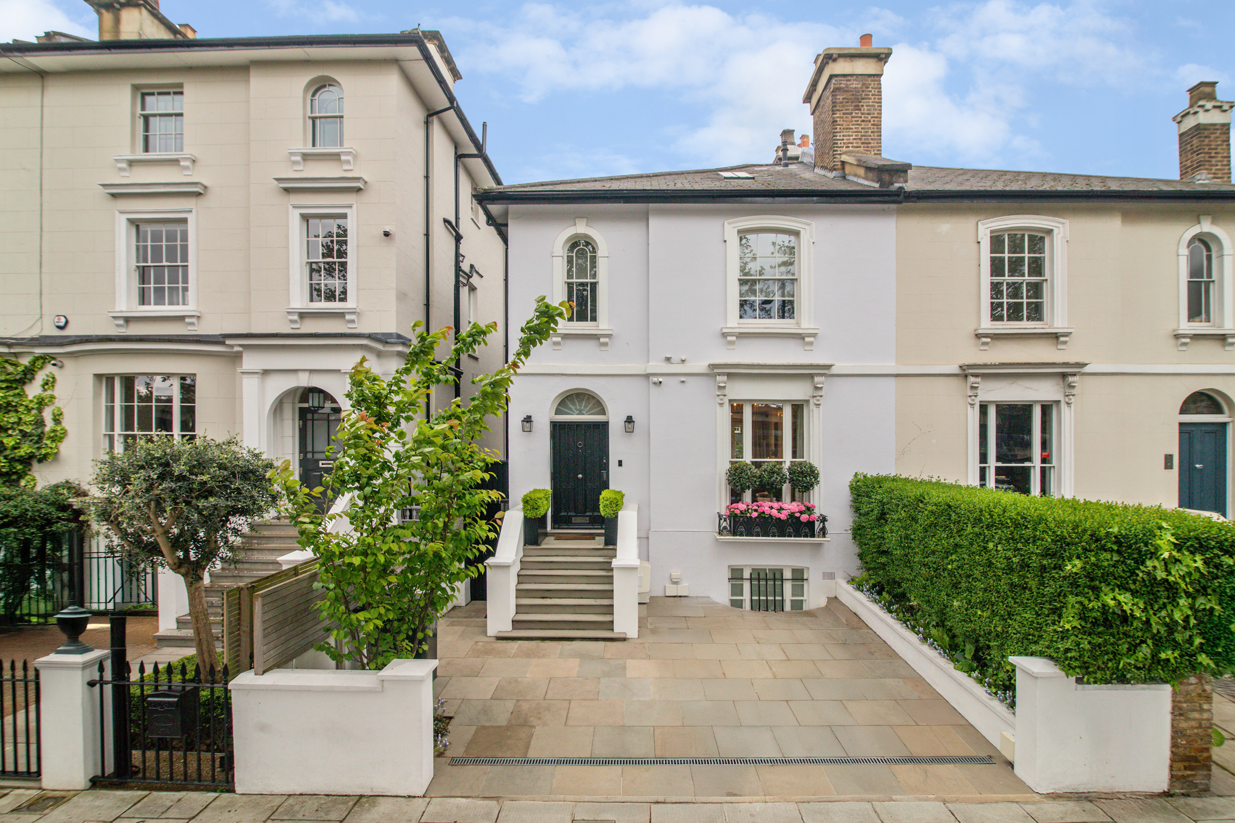 Exceptionally refurbished turnkey family residence